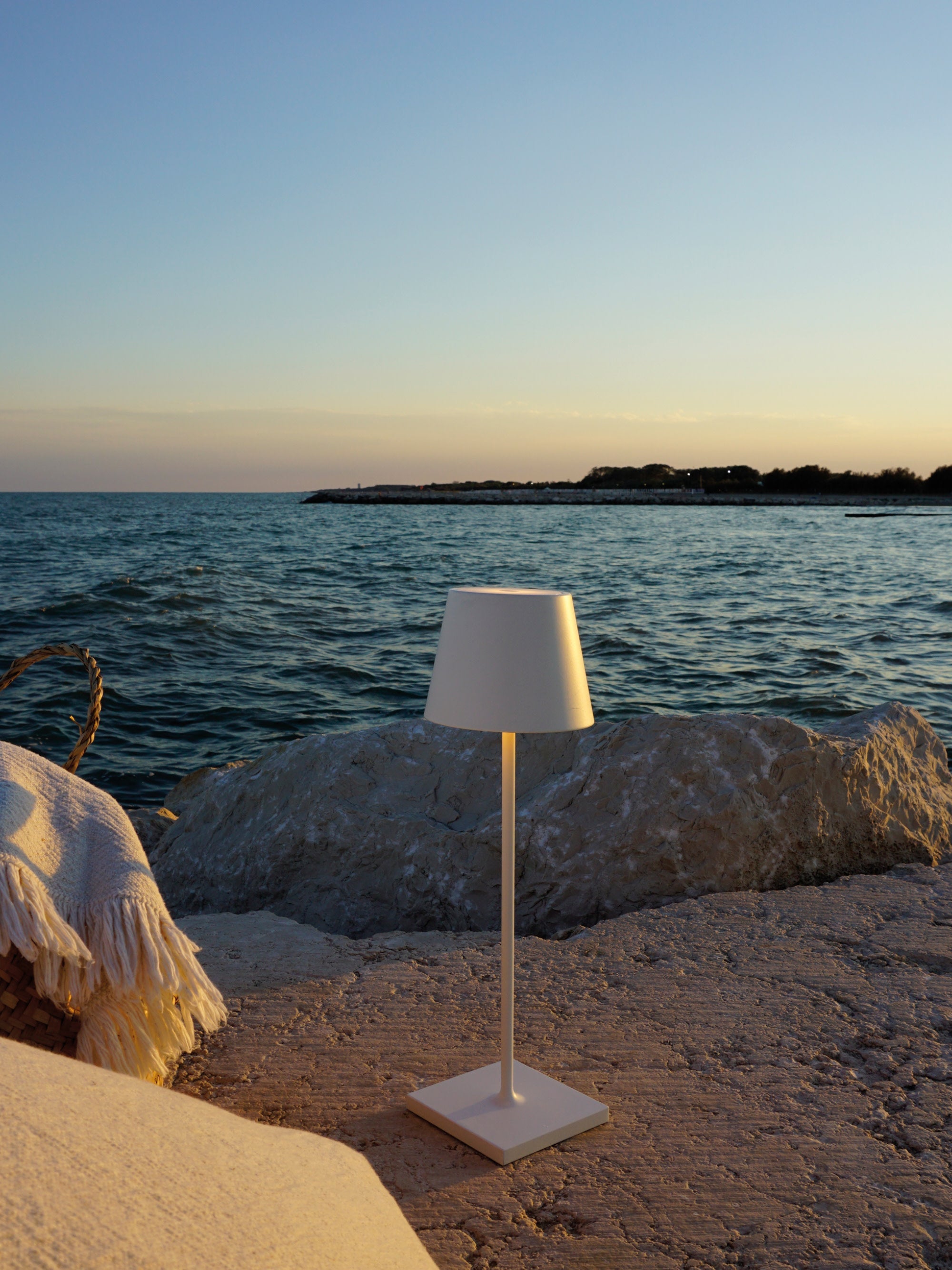 Lampe à poser LED mobile Athos, intensité ajustable - Blanc mat