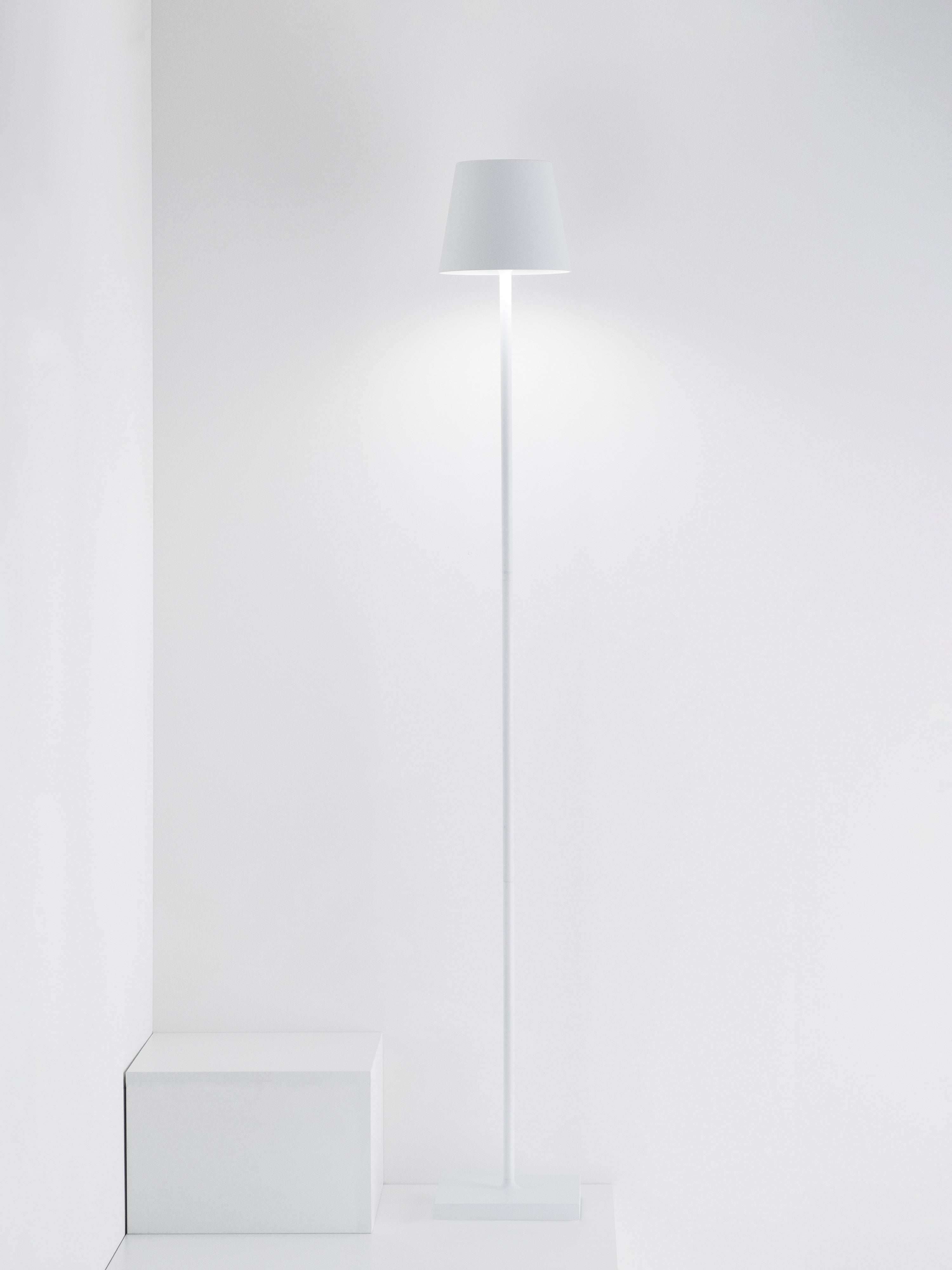 Petit lampadaire LED à intensité variable Athos, hauteur réglable - Blanc mat