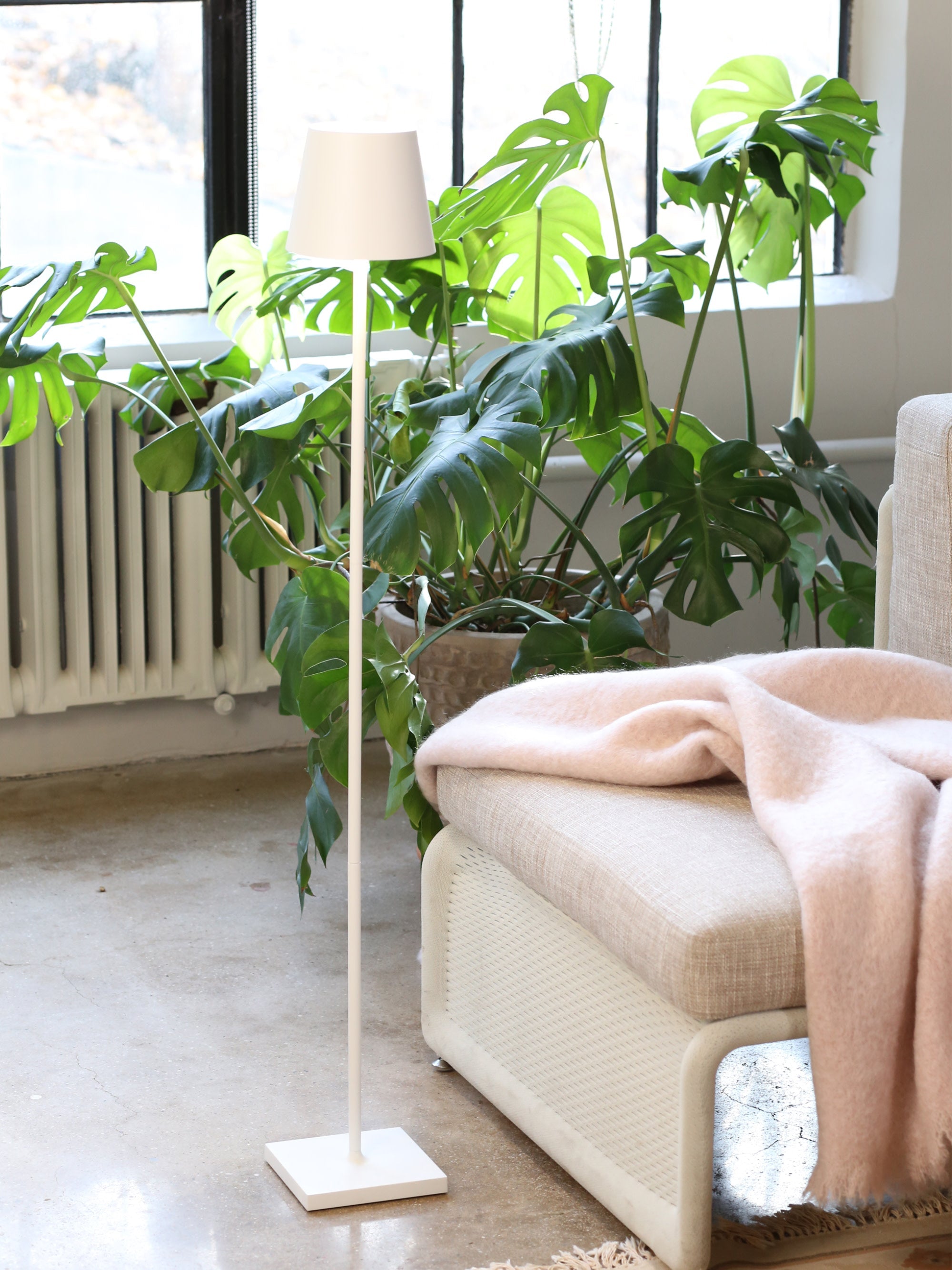 Petit lampadaire LED à intensité variable Athos, hauteur réglable - Blanc mat