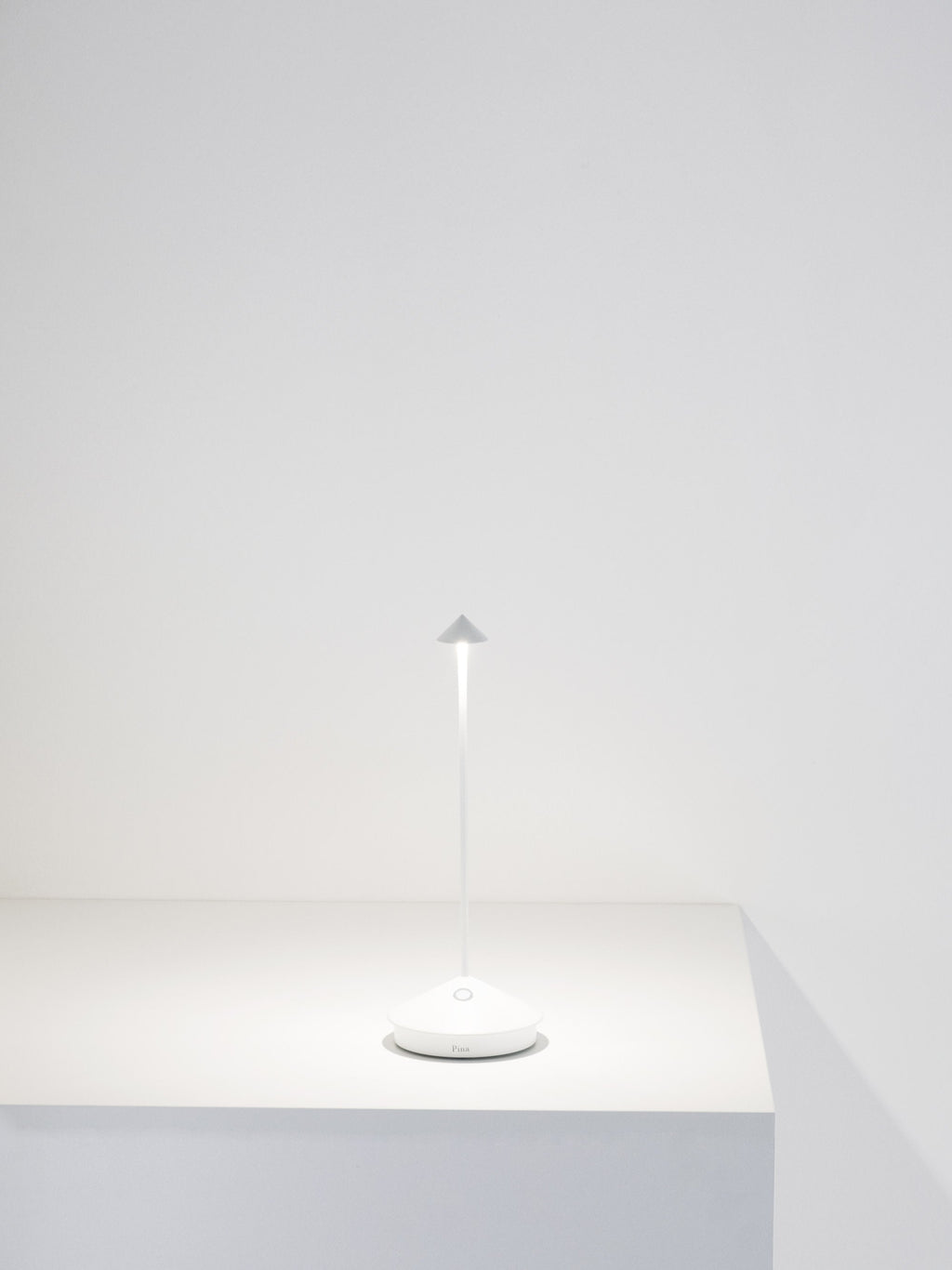Petite lampe à poser LED portable Hallvard, intensité lumineuse variable - Blanc mat