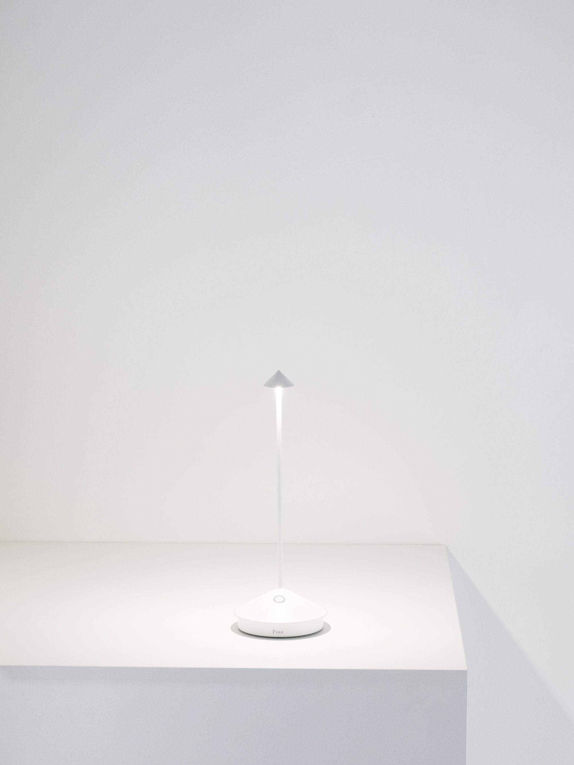 Petite lampe à poser LED portable Hallvard, intensité lumineuse variable - Blanc mat