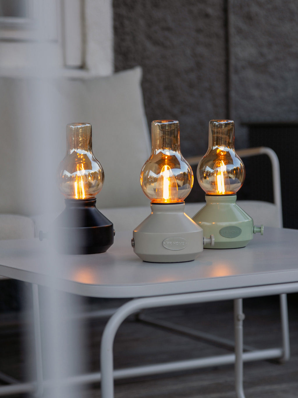 Petite lampe à poser LED d'extérieur Eelis, intensité lumineuse variable - Noir