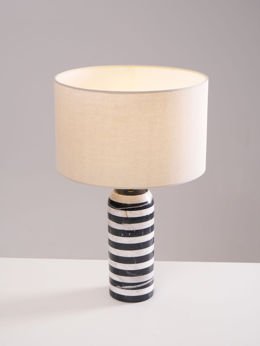 Lampe à poser moderne Gudvard en Marbre Noir et blanc