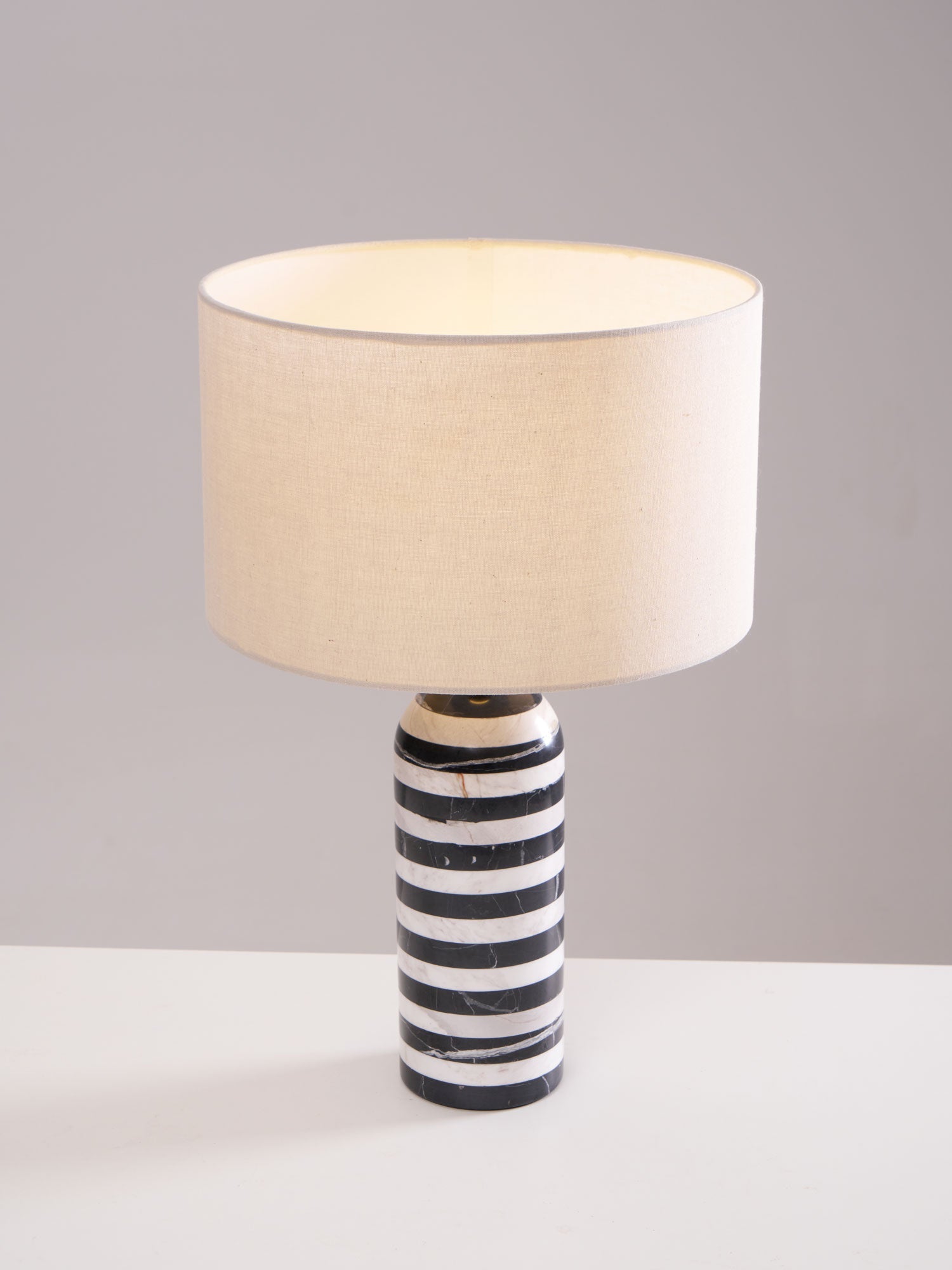 Lampe à poser moderne Gudvard en Marbre Noir et blanc