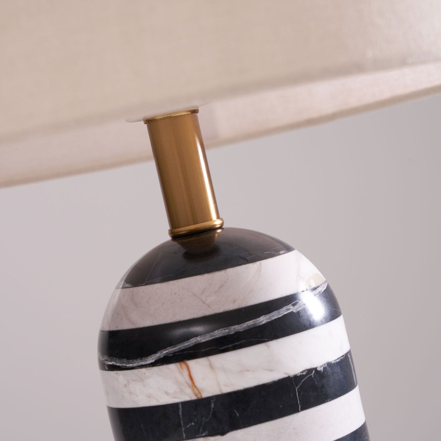 Lampe à poser moderne Gudvard en Marbre Noir et blanc