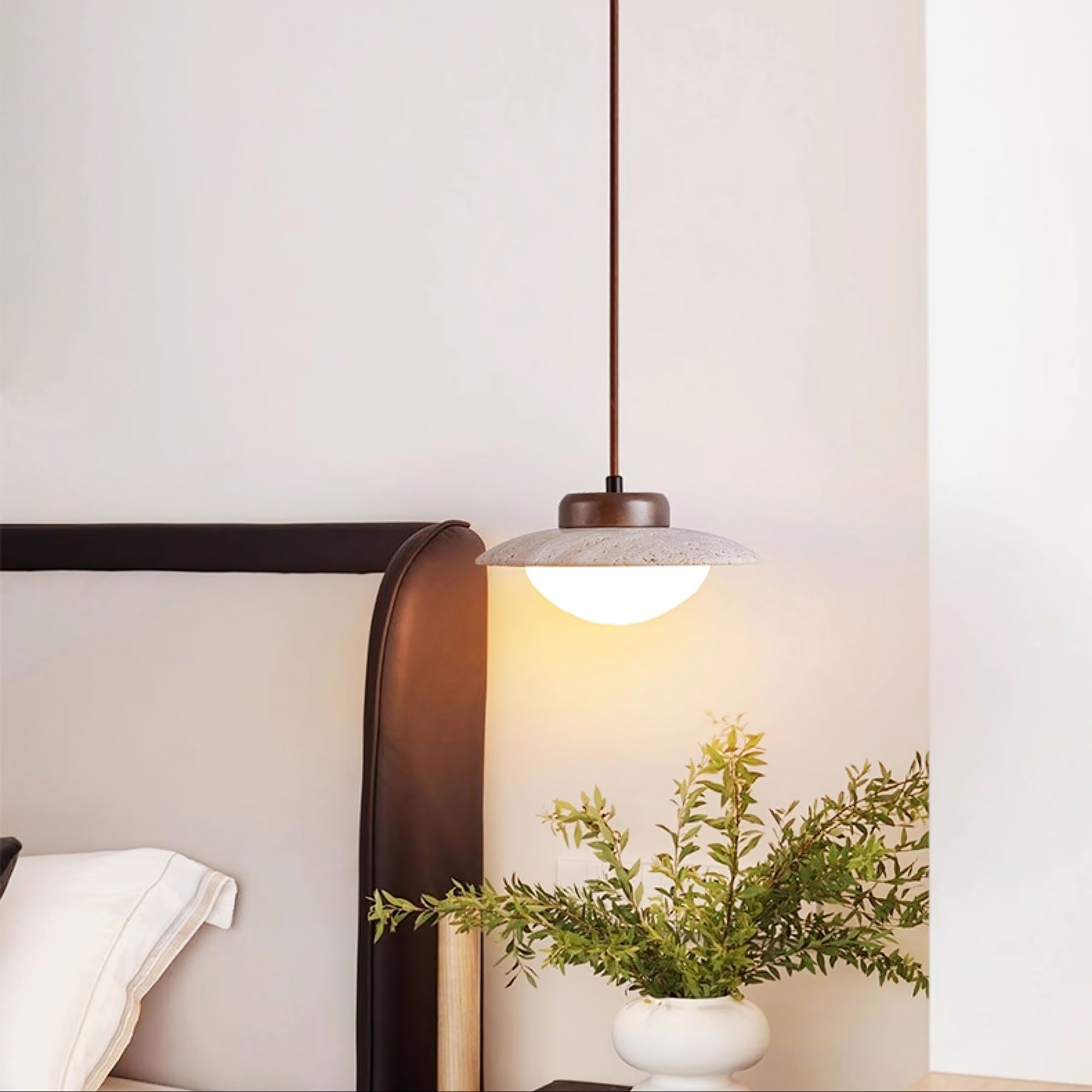 Suspension moderne Fritz en Noyer bois et travertin jaune