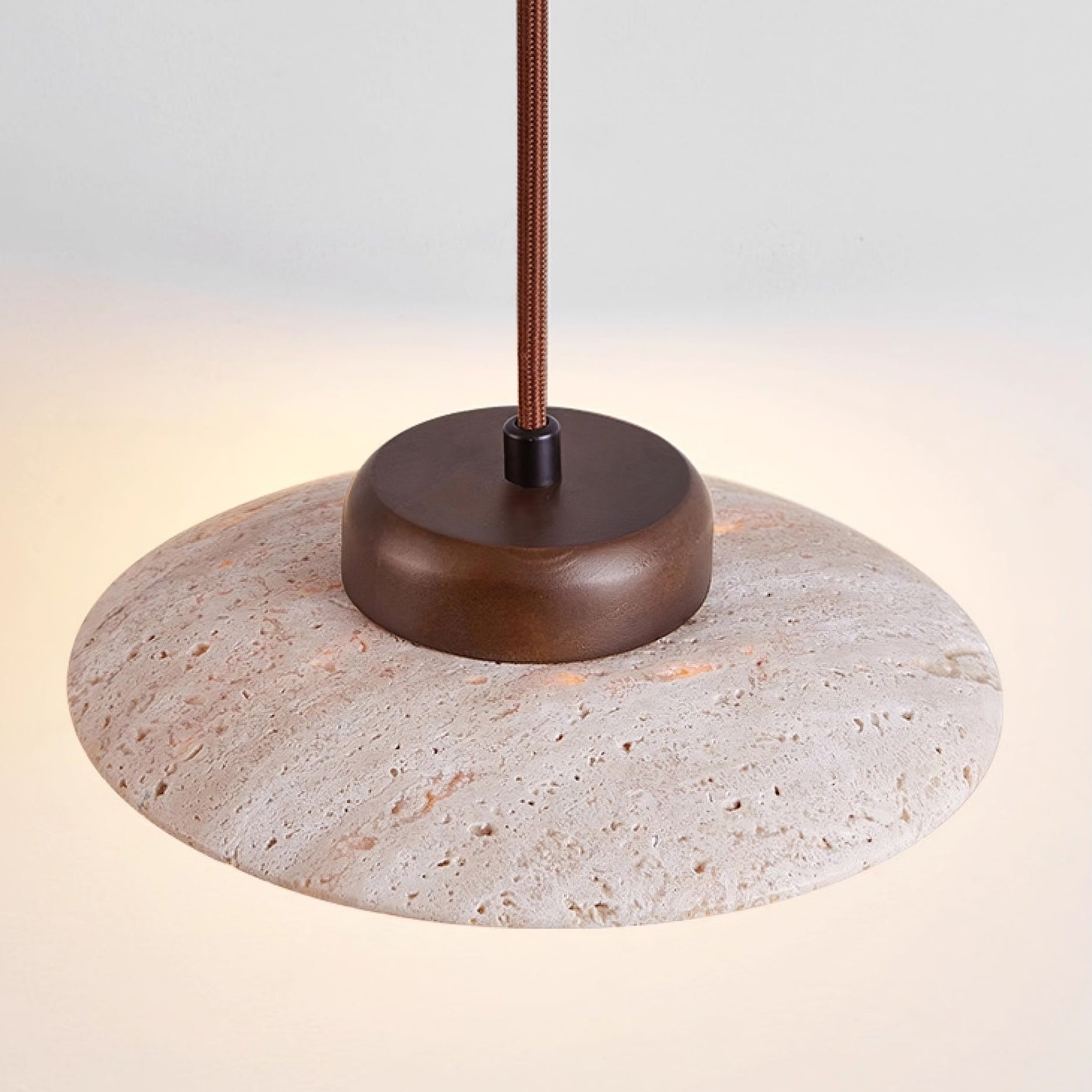 Suspension moderne Fritz en Noyer bois et travertin jaune