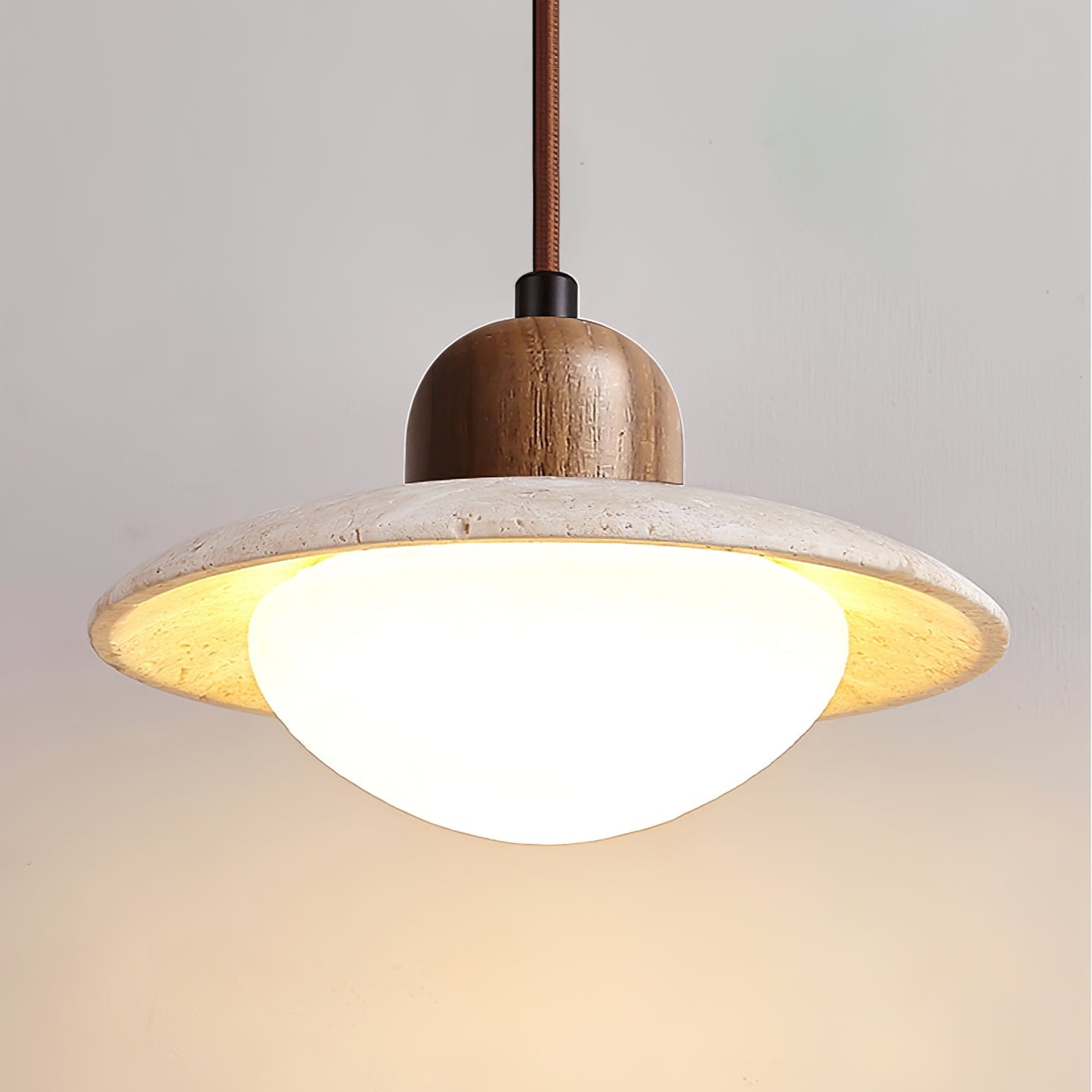 Suspension moderne Fritz en Noyer bois et travertin jaune