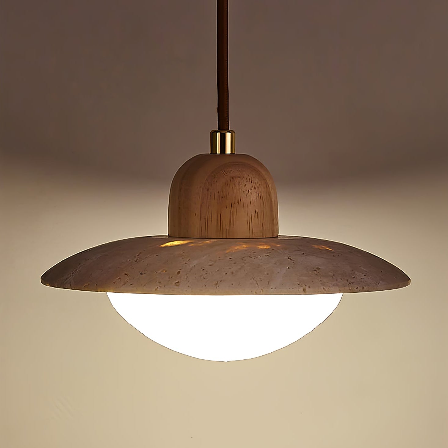 Suspension moderne Fritz en Bois et travertin jaune