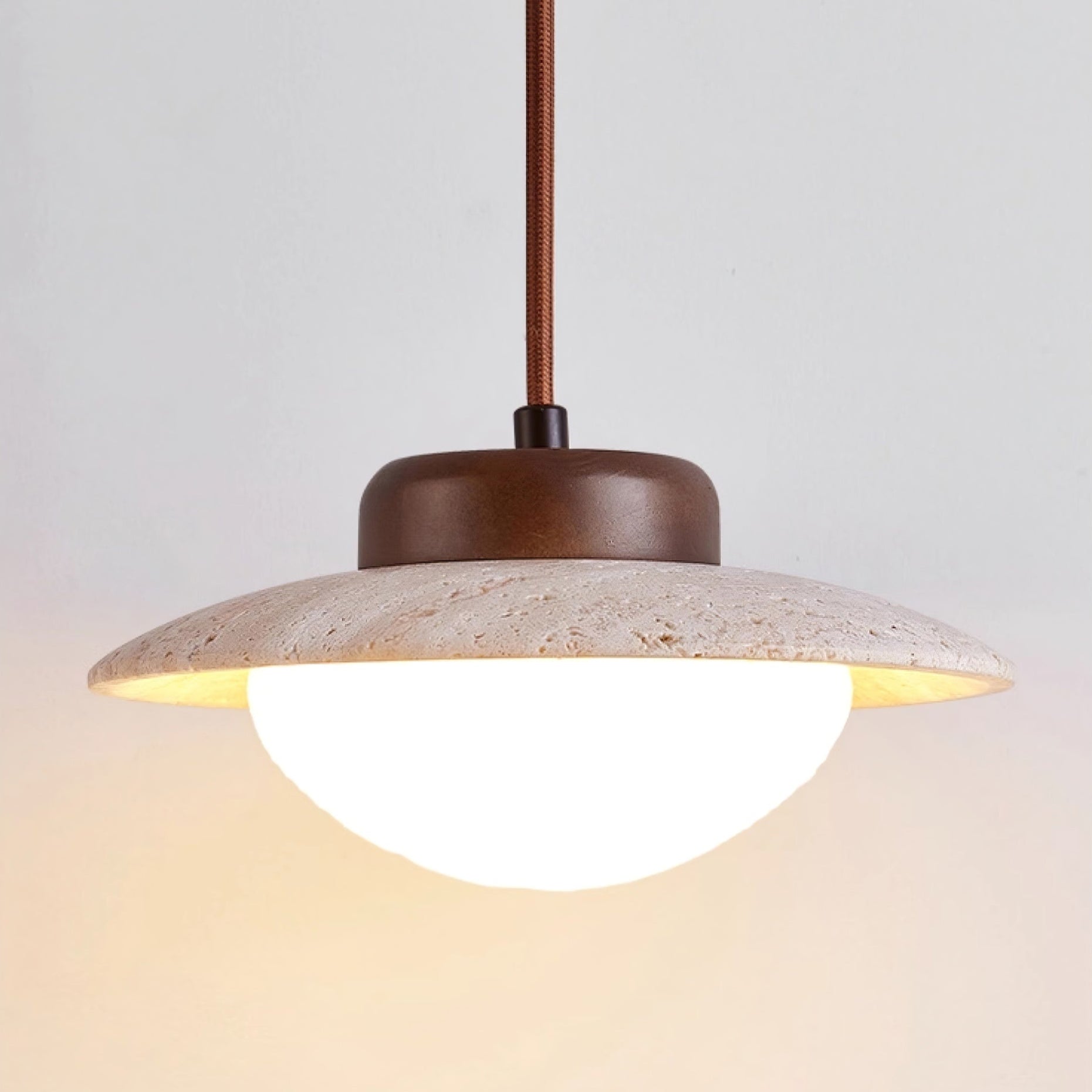 Suspension moderne Fritz en Noyer bois et travertin jaune