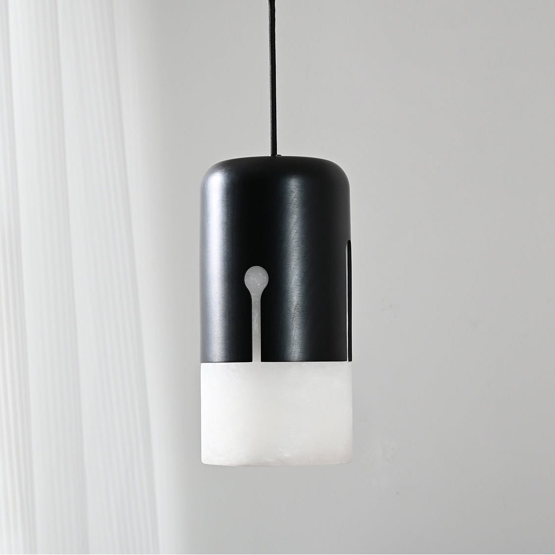 Suspension moderne Felton en Albâtre Noir et blanc
