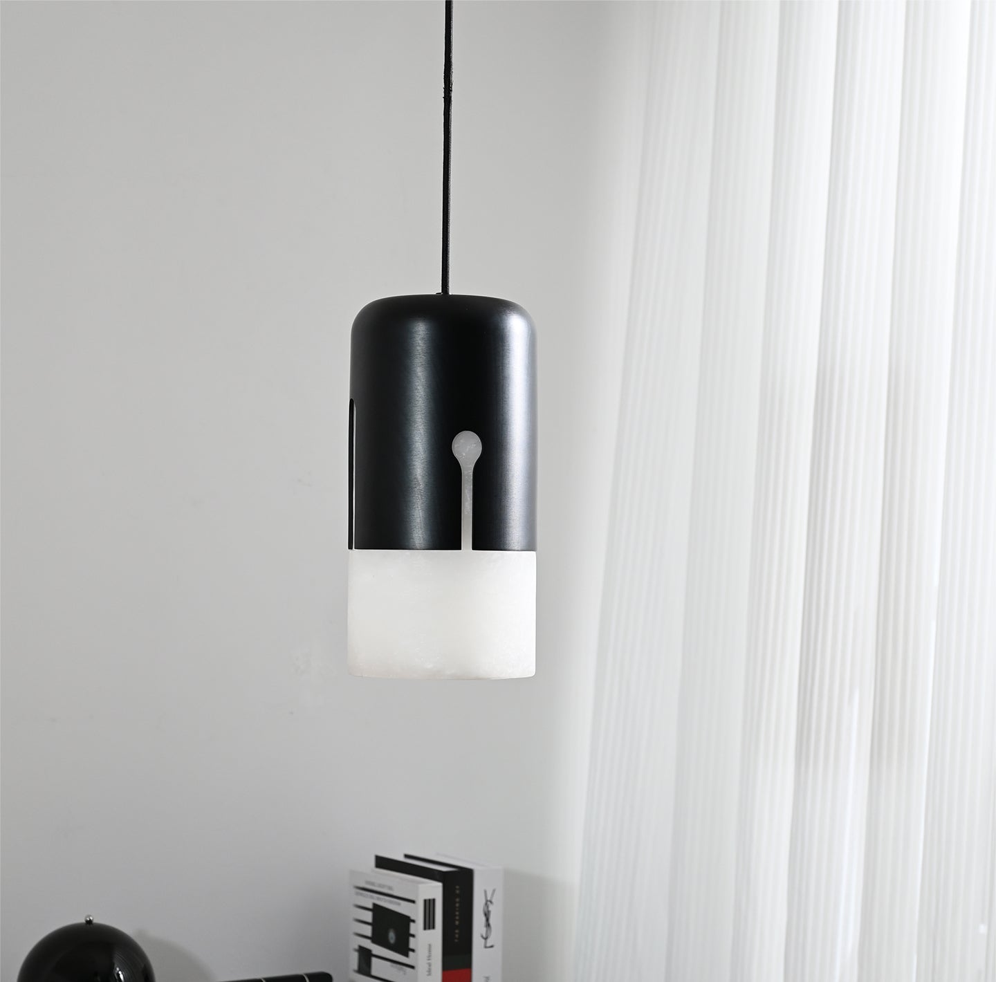 Suspension moderne Felton en Albâtre Noir et blanc
