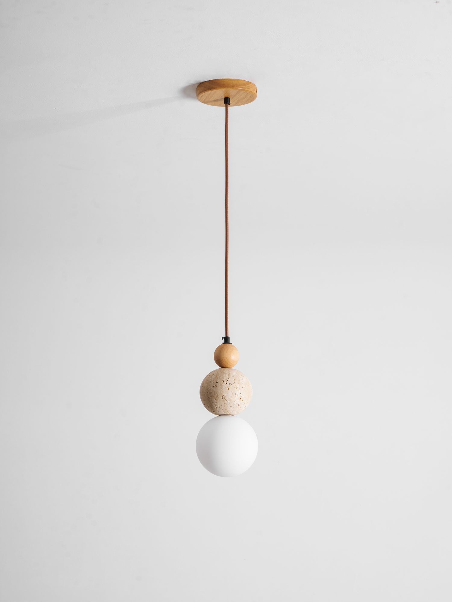 Suspension moderne Brook en Noyer et travertin jaune