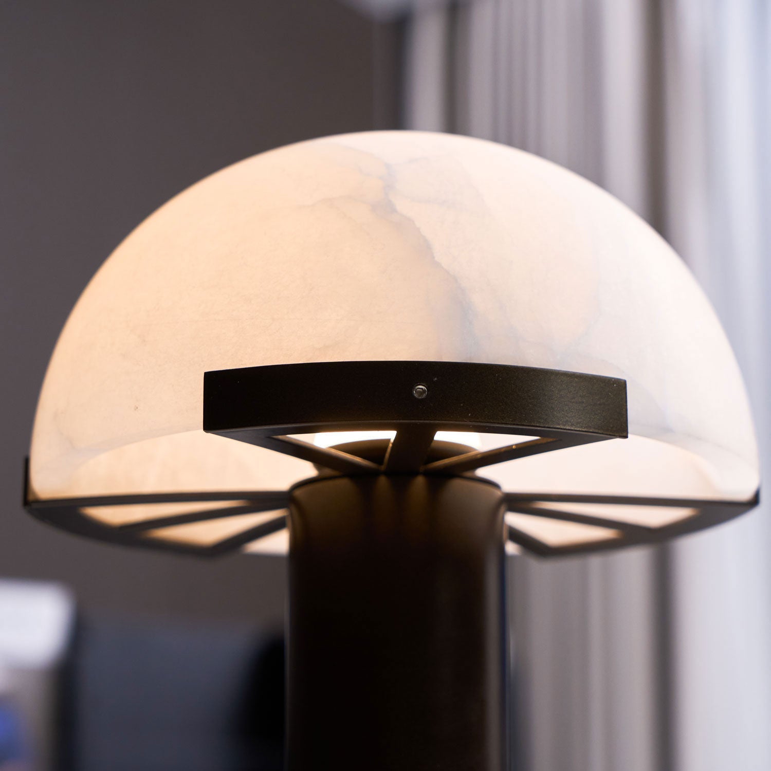 Lampe à poser moderne Grettir en Or et albâtre blanc