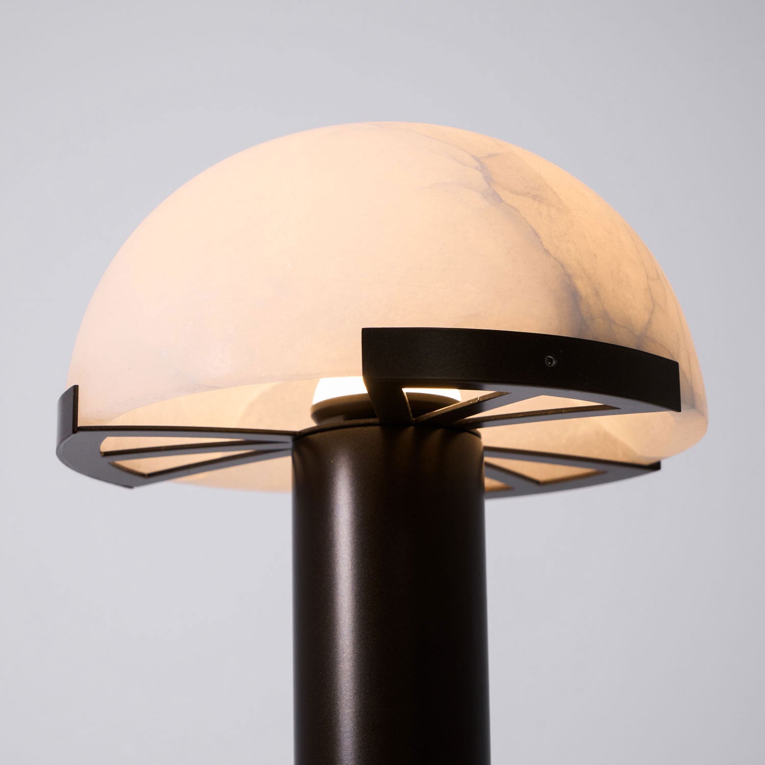 Lampe à poser moderne Grettir en Noir et albâtre blanc