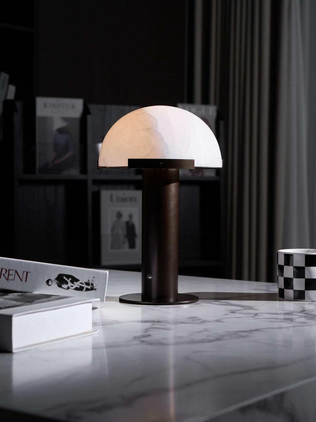 Lampe à poser moderne Grettir en Or et albâtre blanc