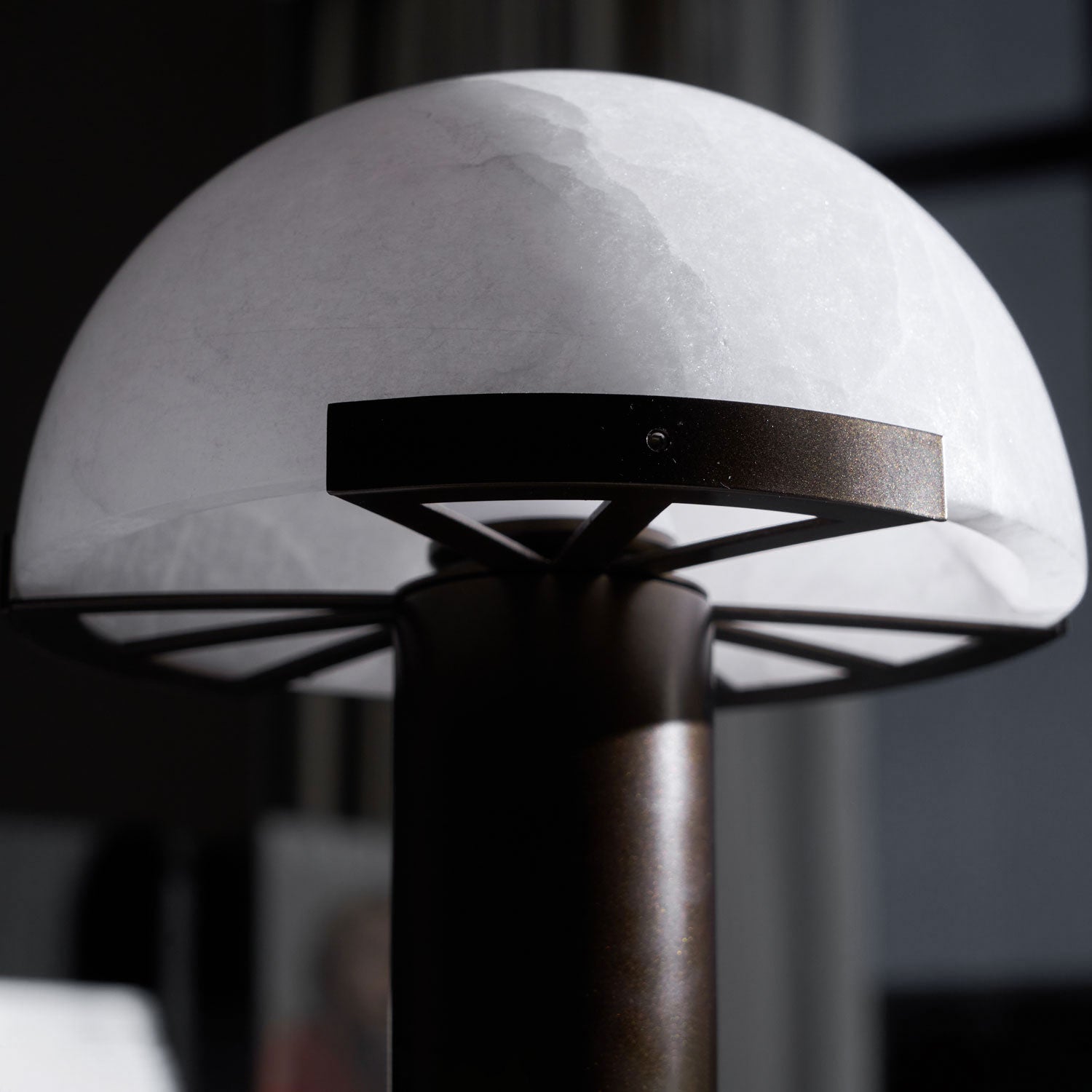 Lampe à poser moderne Grettir en Or et albâtre blanc