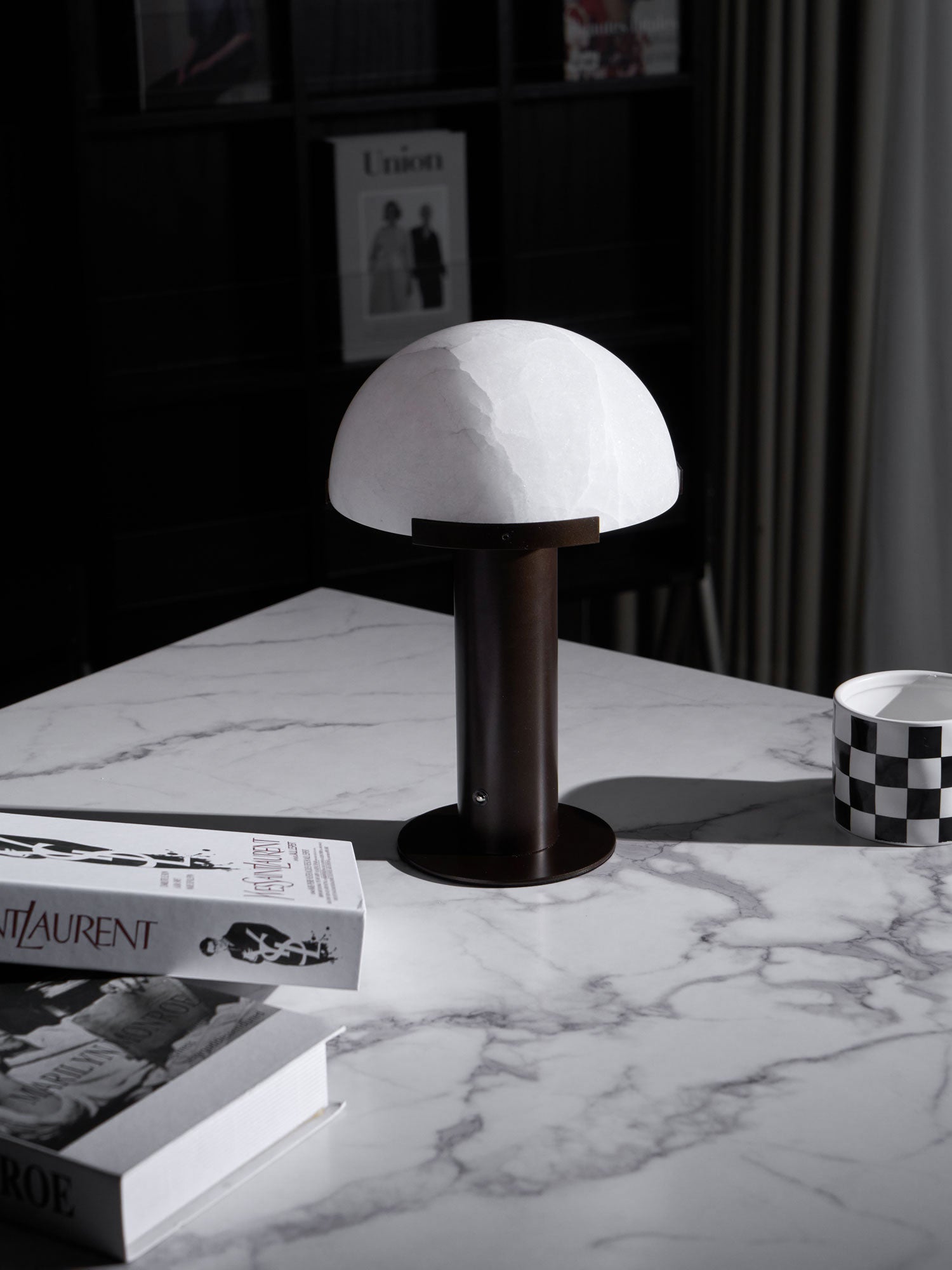 Lampe à poser moderne Grettir en Noir et albâtre blanc