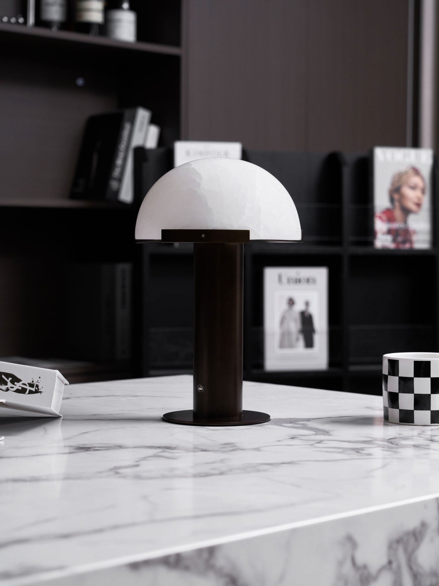 Lampe à poser moderne Grettir en Noir et albâtre blanc