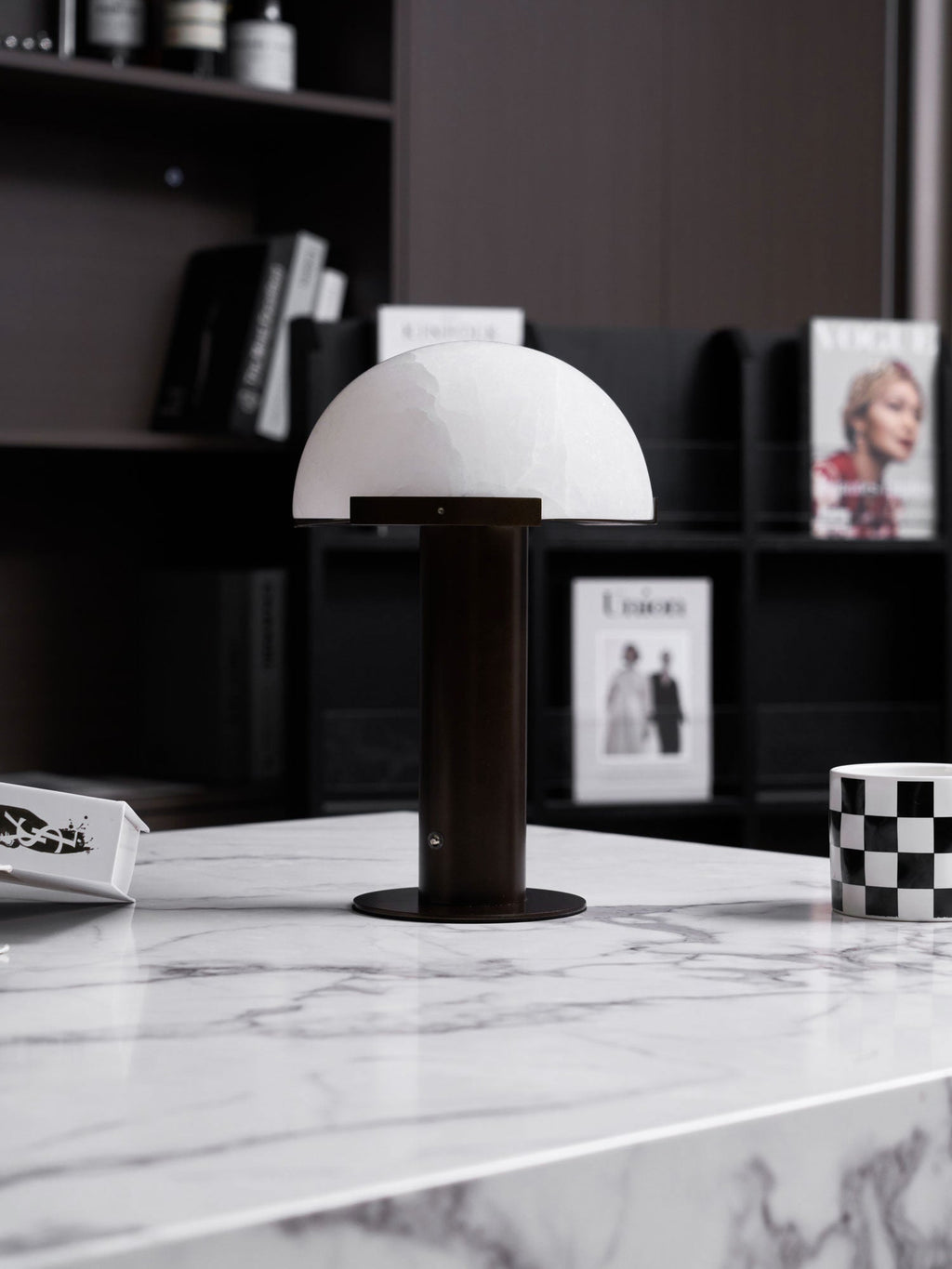 Lampe à poser moderne Grettir en Or et albâtre blanc