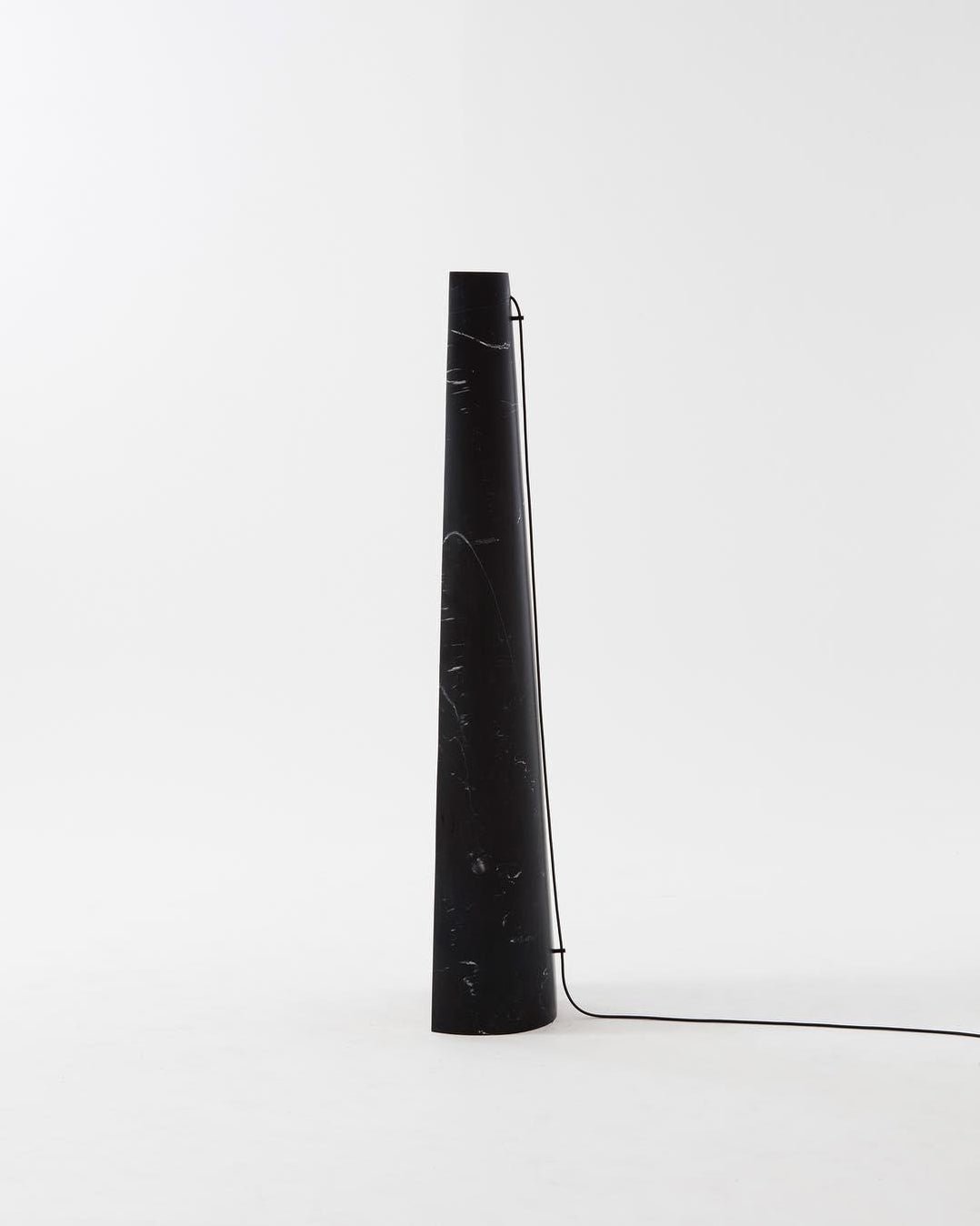 Lampadaire moderne Akseli en Noir marbre