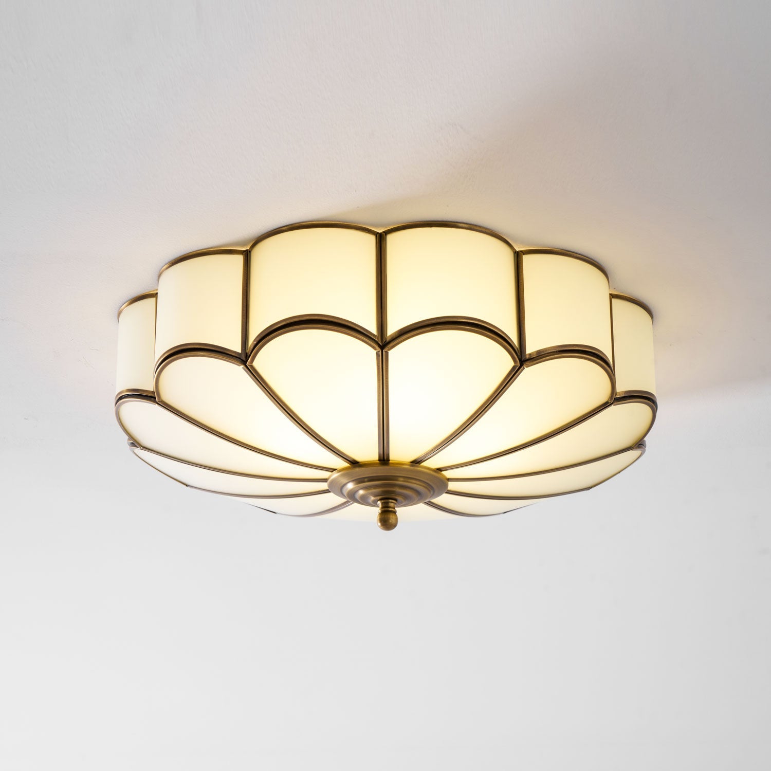 Plafonnier art déco Martti en verre Laiton et blanc