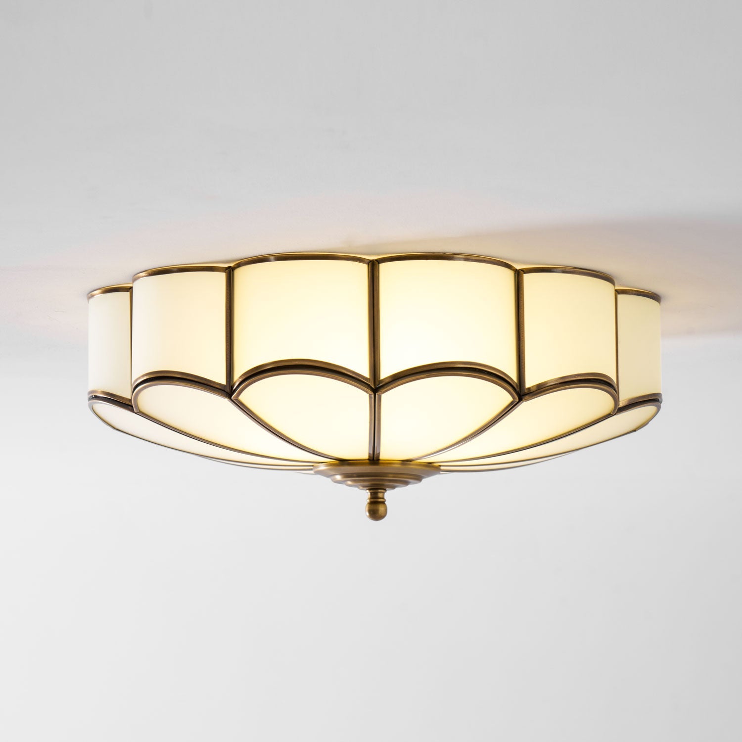 Plafonnier art déco Martti en verre Laiton et blanc
