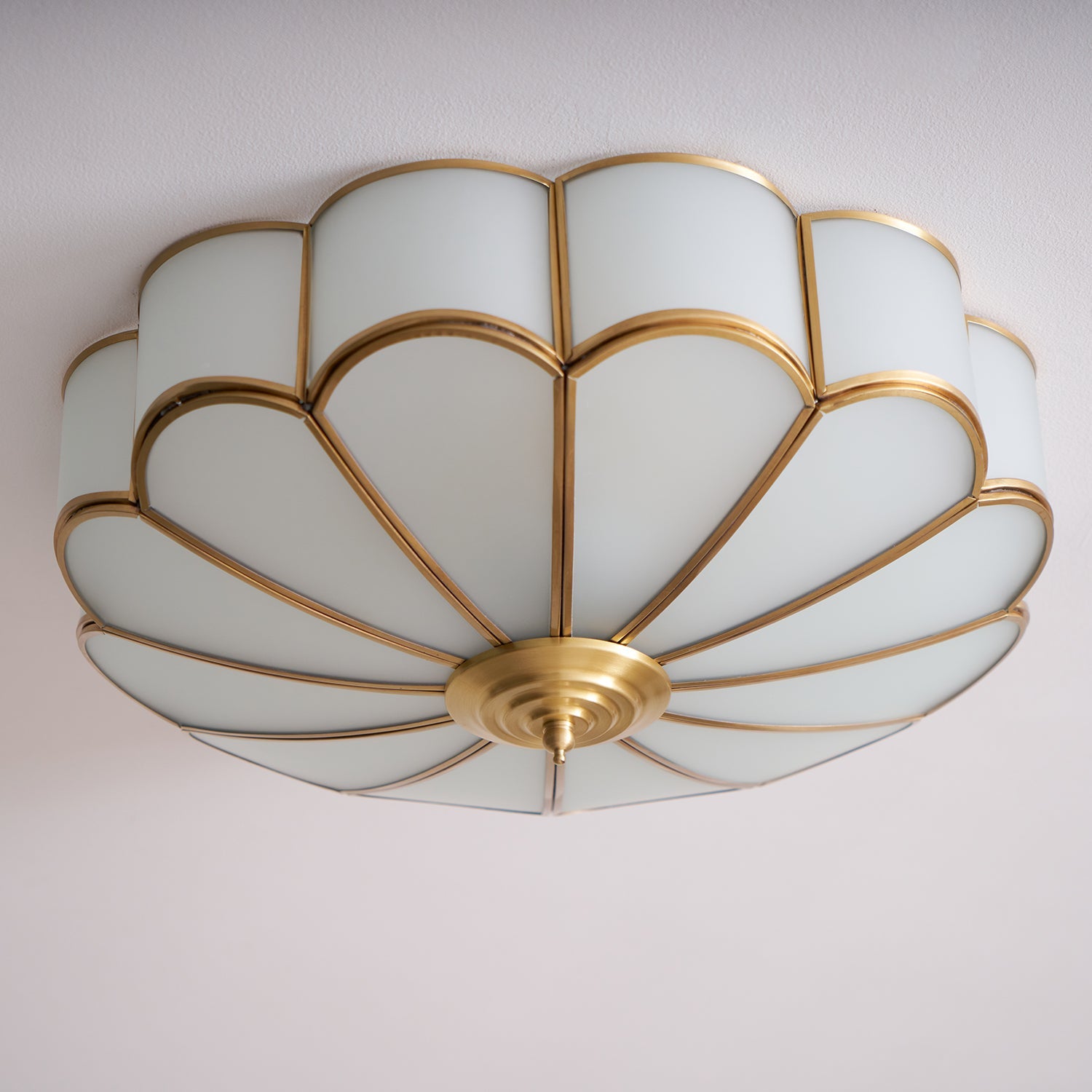Plafonnier art déco Martti en verre Laiton et blanc