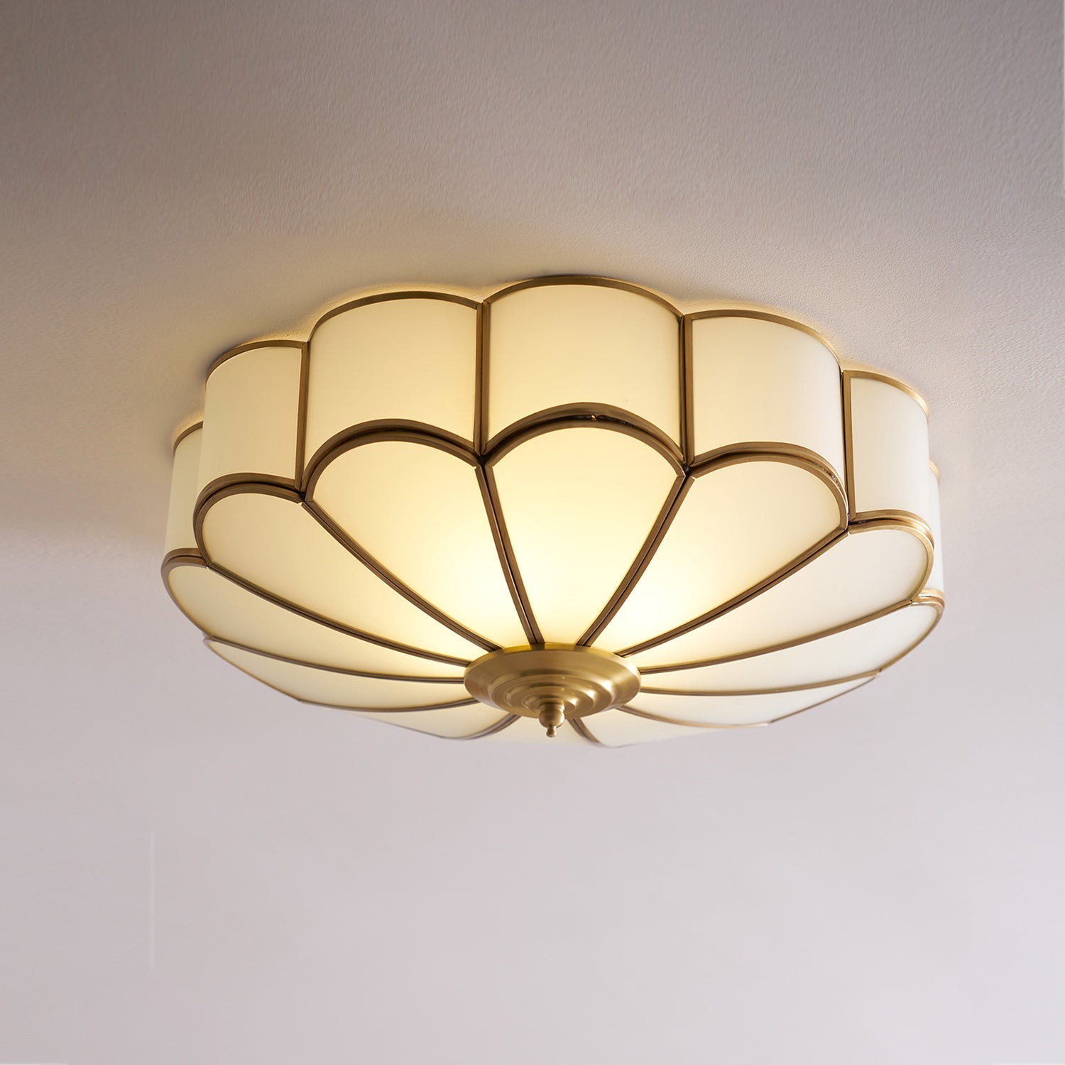 Plafonnier art déco Martti en verre Laiton et blanc