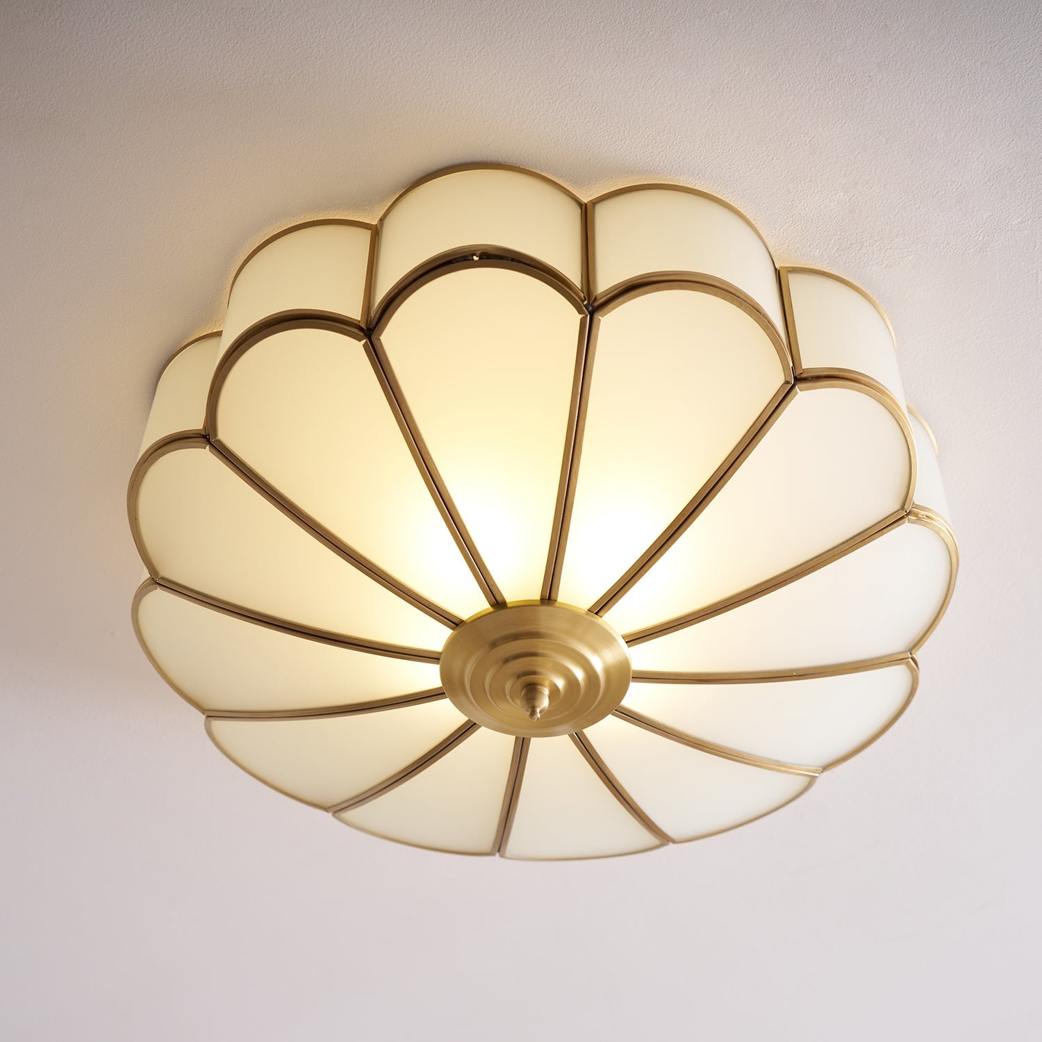 Plafonnier art déco Martti en verre Laiton et blanc