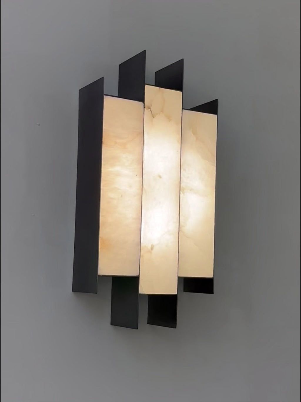 Applique murale moderne Ulrik en Albâtre Noir et blanc
