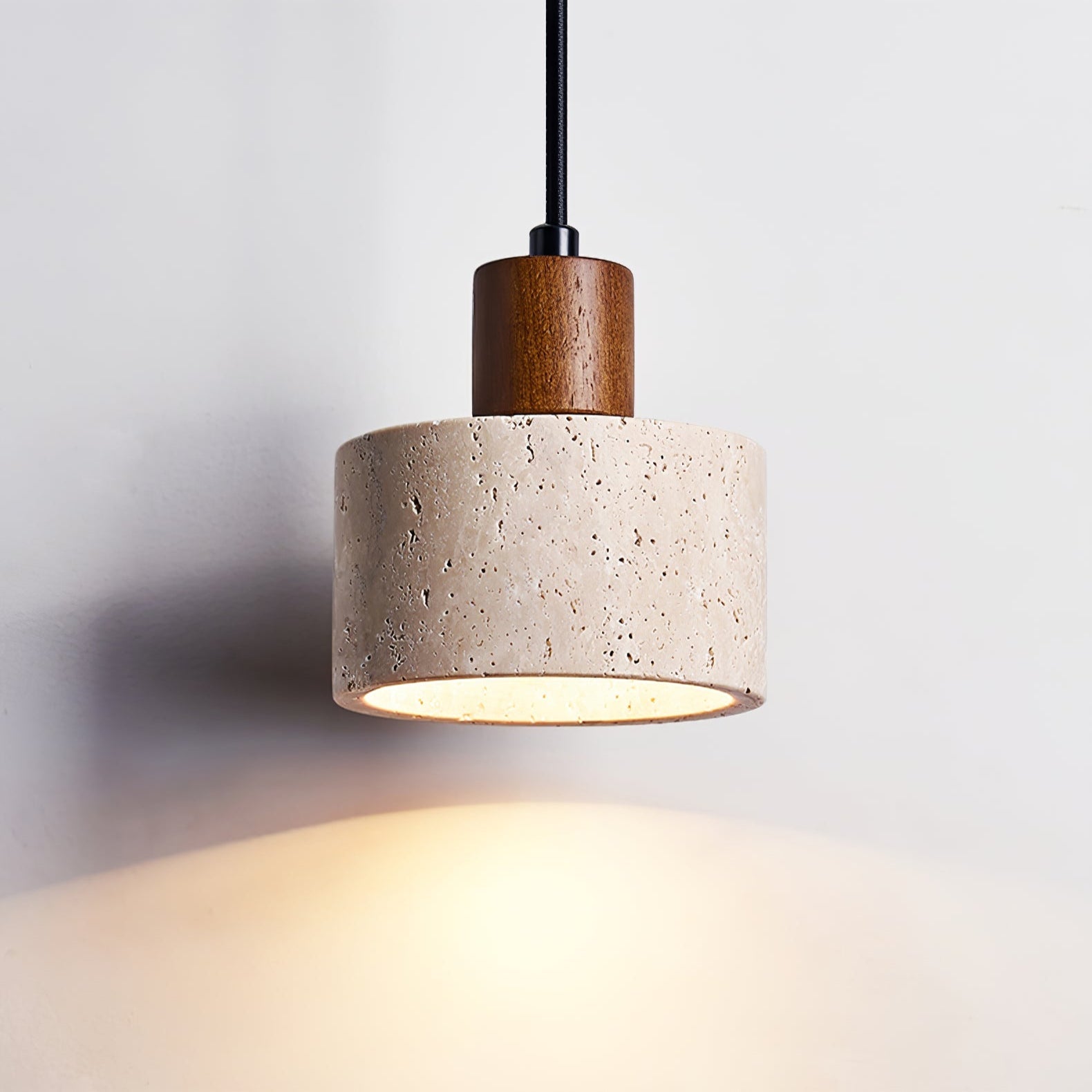 Suspension moderne Archie en Travertin jaune