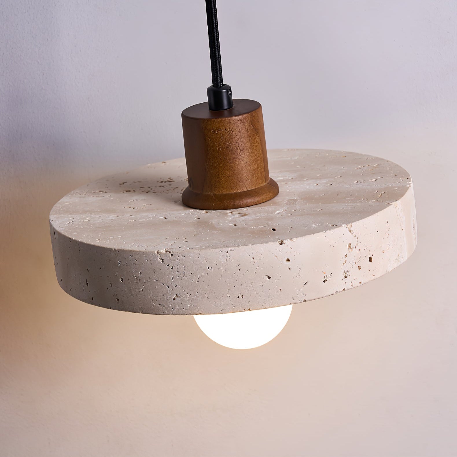 Suspension moderne Archie en Travertin jaune