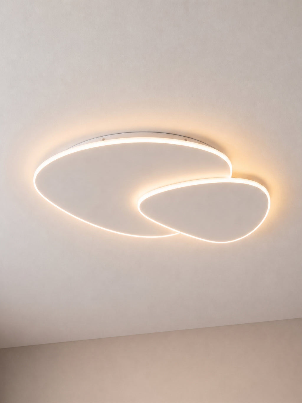 Plafonnier LED Triangle Kuma en Métal et Acrylique Blanc