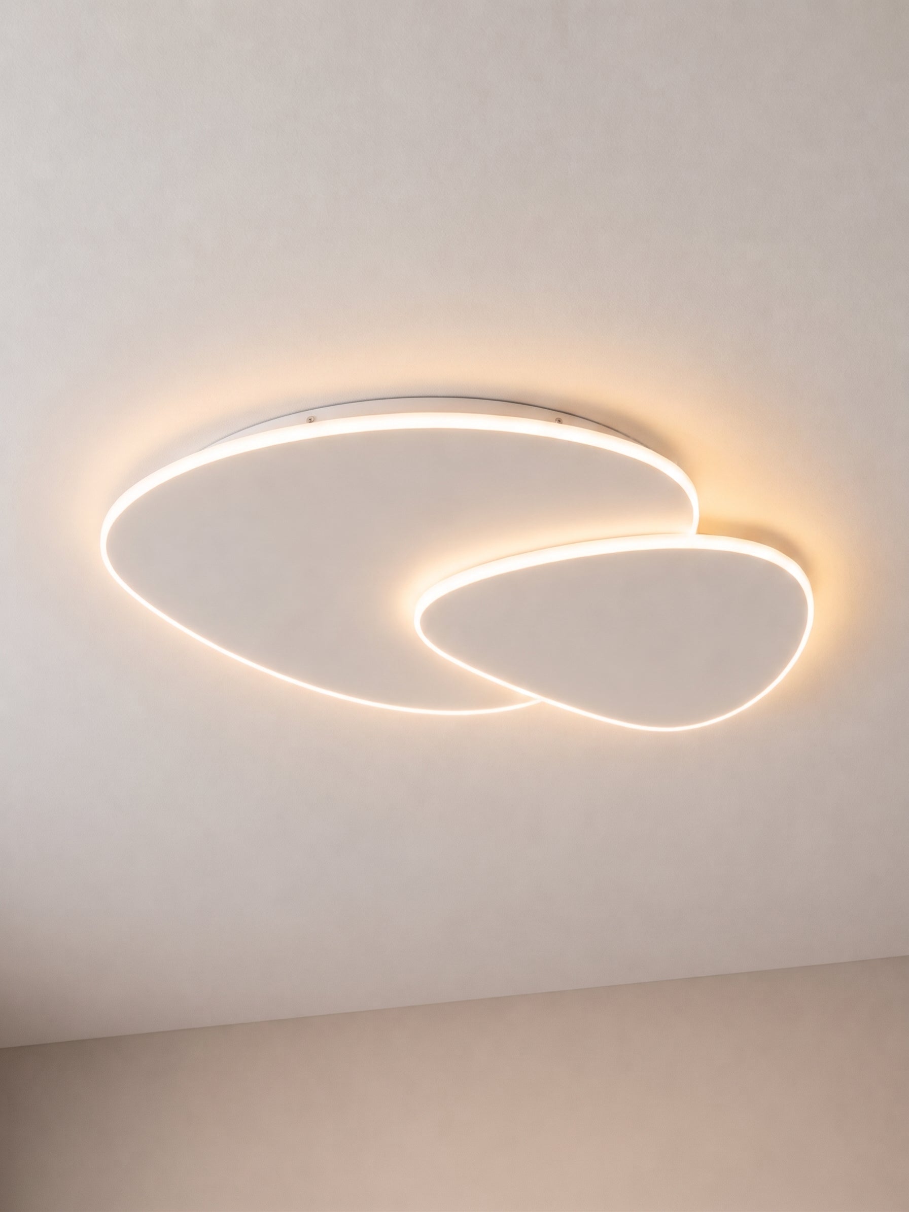 Plafonnier LED Triangle Kuma en Métal et Acrylique Blanc