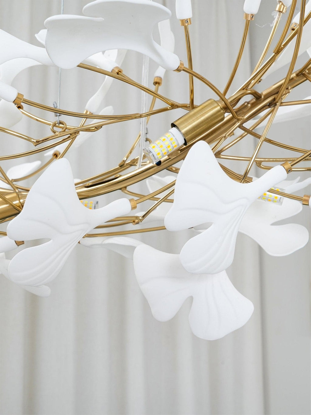 Lustre moderne Heimir en Métal Noir corps et blanc feuilles