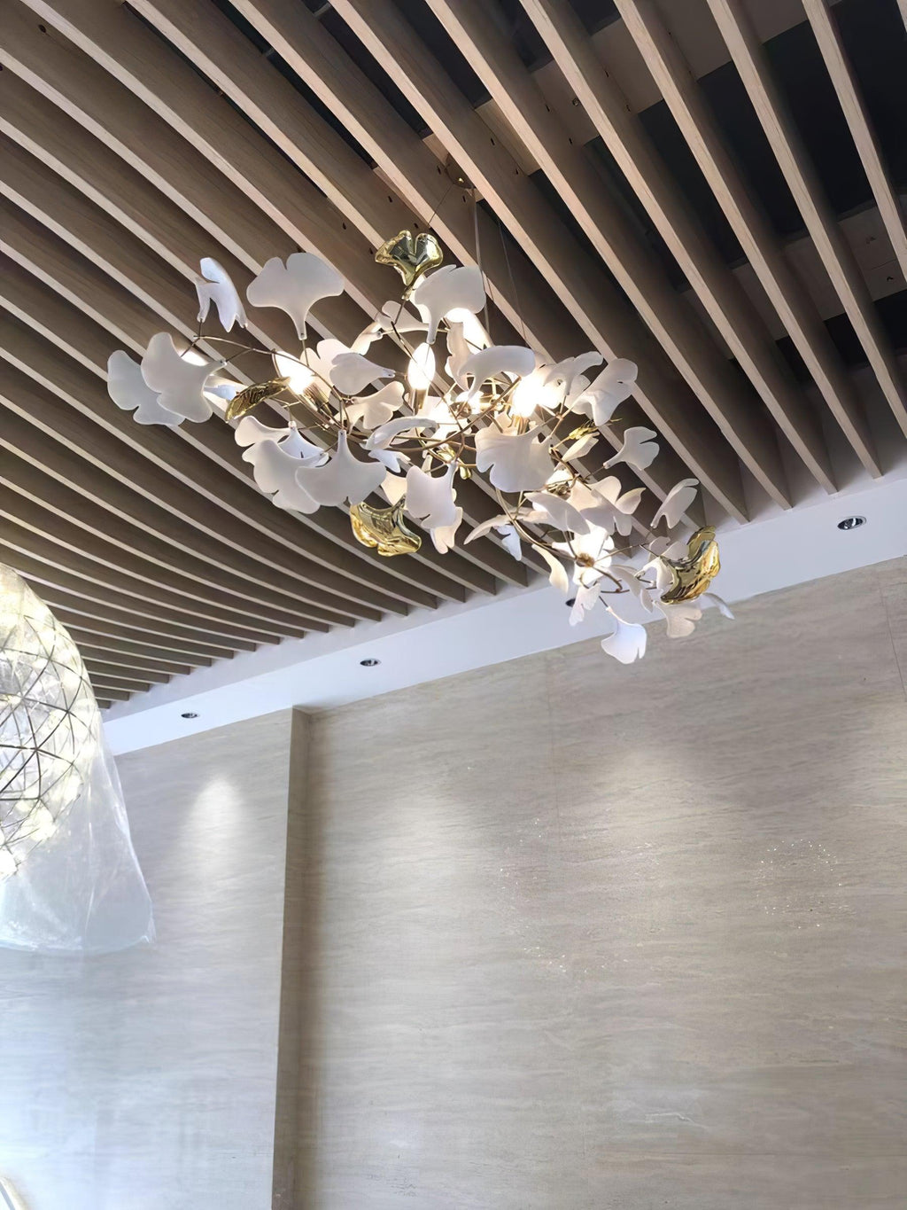 Lustre moderne Heimir en Métal Noir corps et blanc feuilles