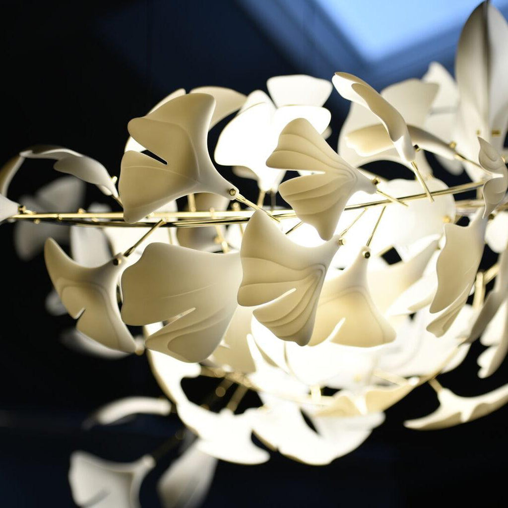 Lustre moderne Heimir en Métal Doré corps et blanc feuilles