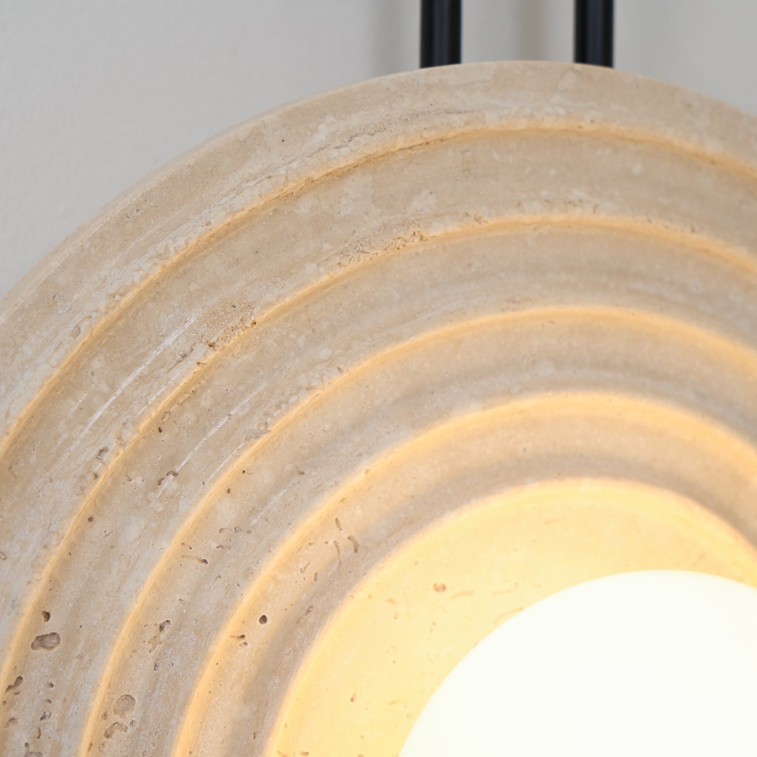 Applique murale moderne Crosby en Travertin Bois et beige