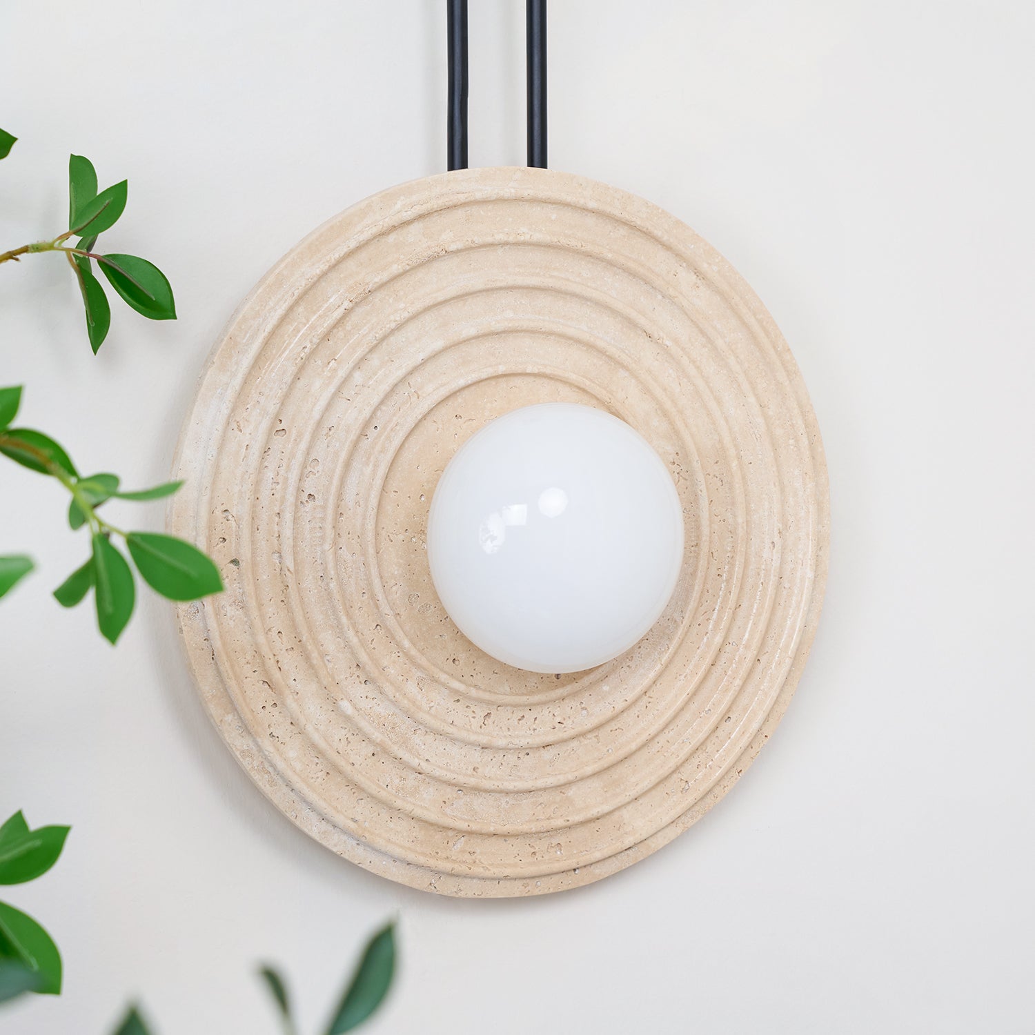 Applique murale moderne Crosby en Travertin Foncé noyer et beige