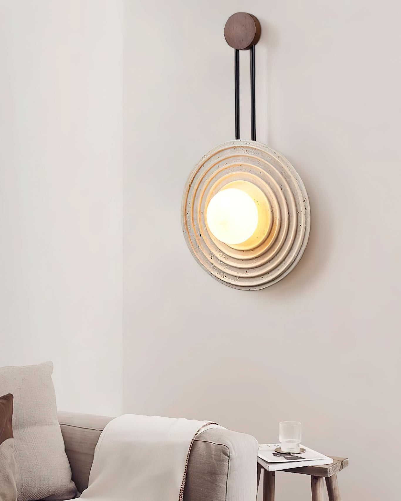 Applique murale moderne Crosby en Travertin Foncé noyer et beige