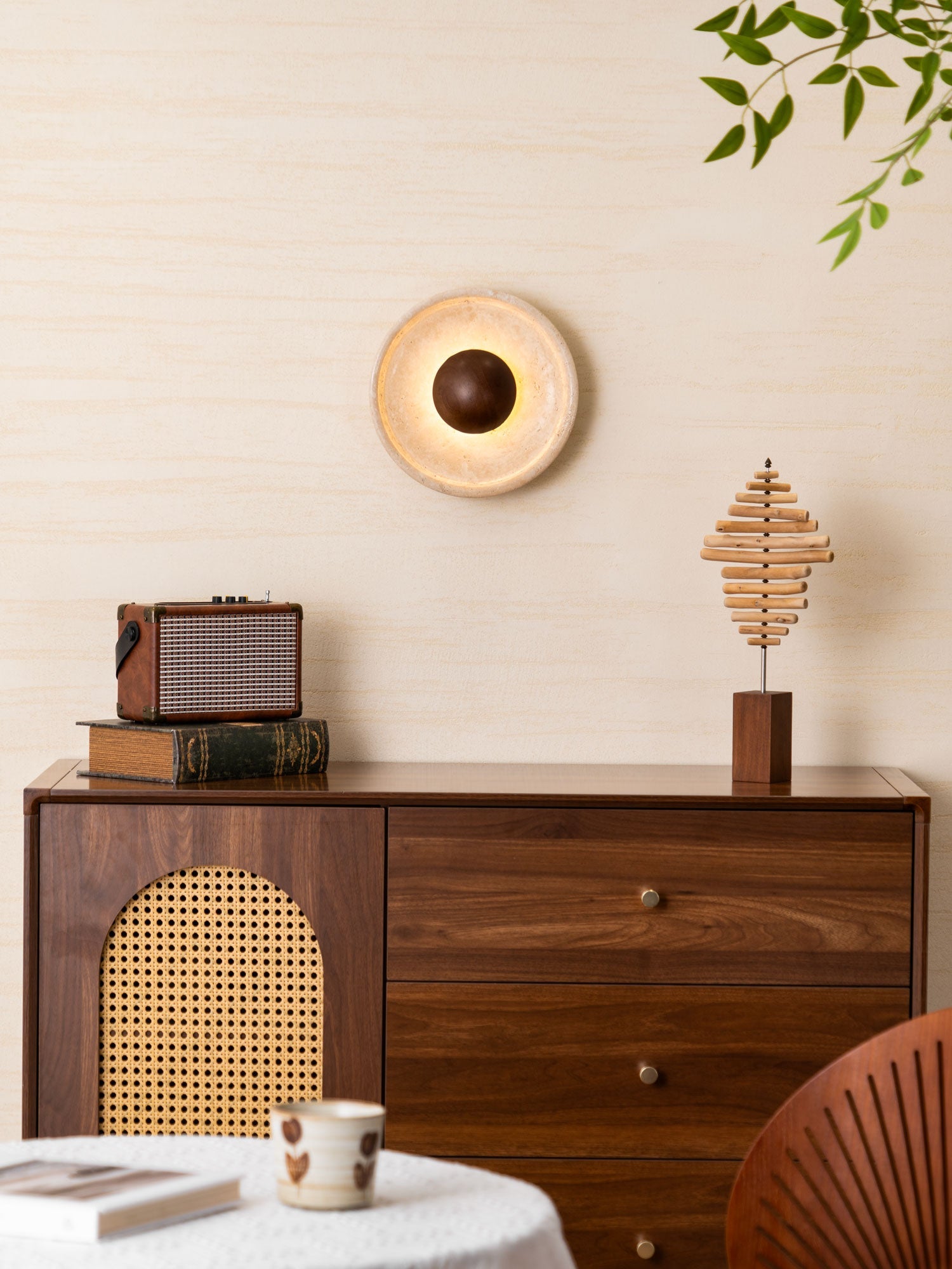 Applique murale moderne Radley en Noyer et travertin jaune