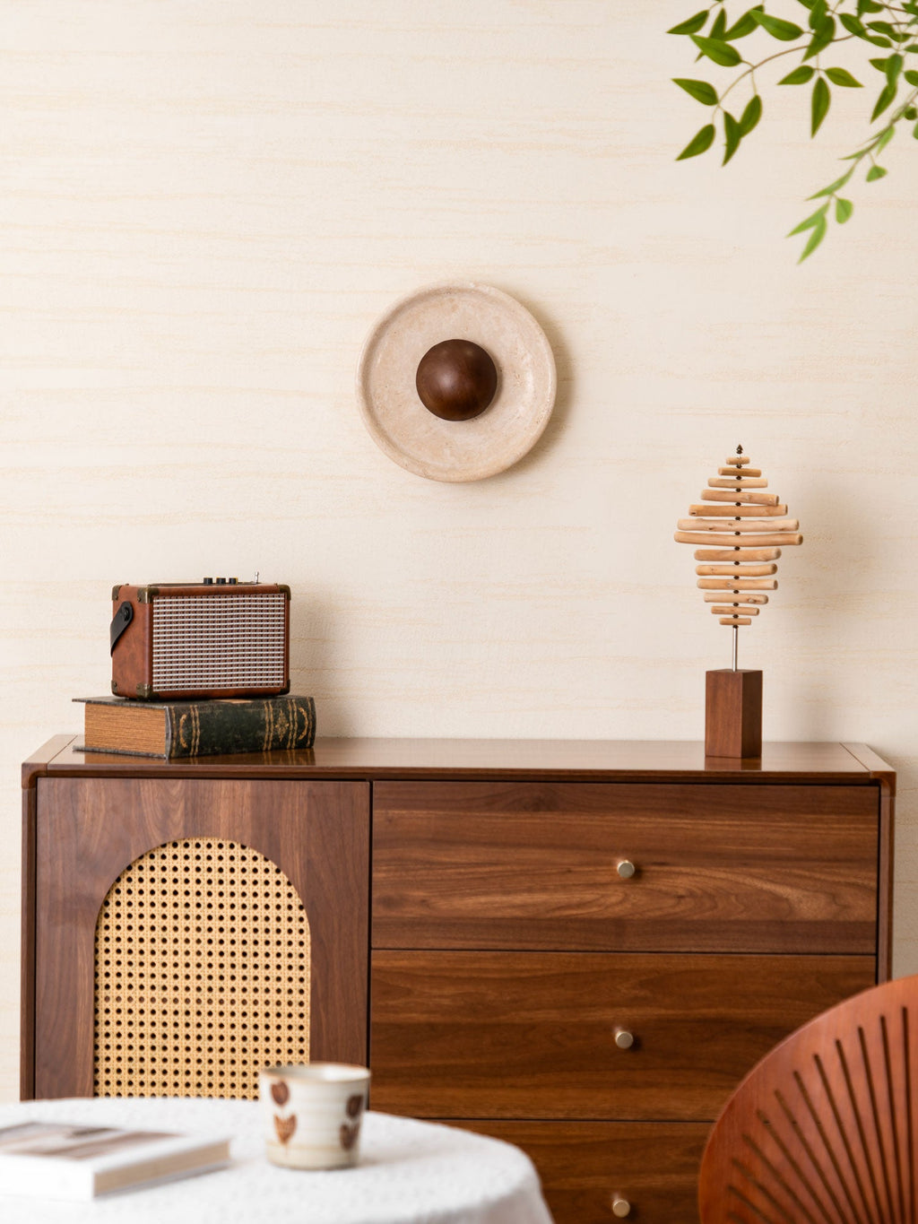 Applique murale moderne Radley en Noyer et travertin jaune