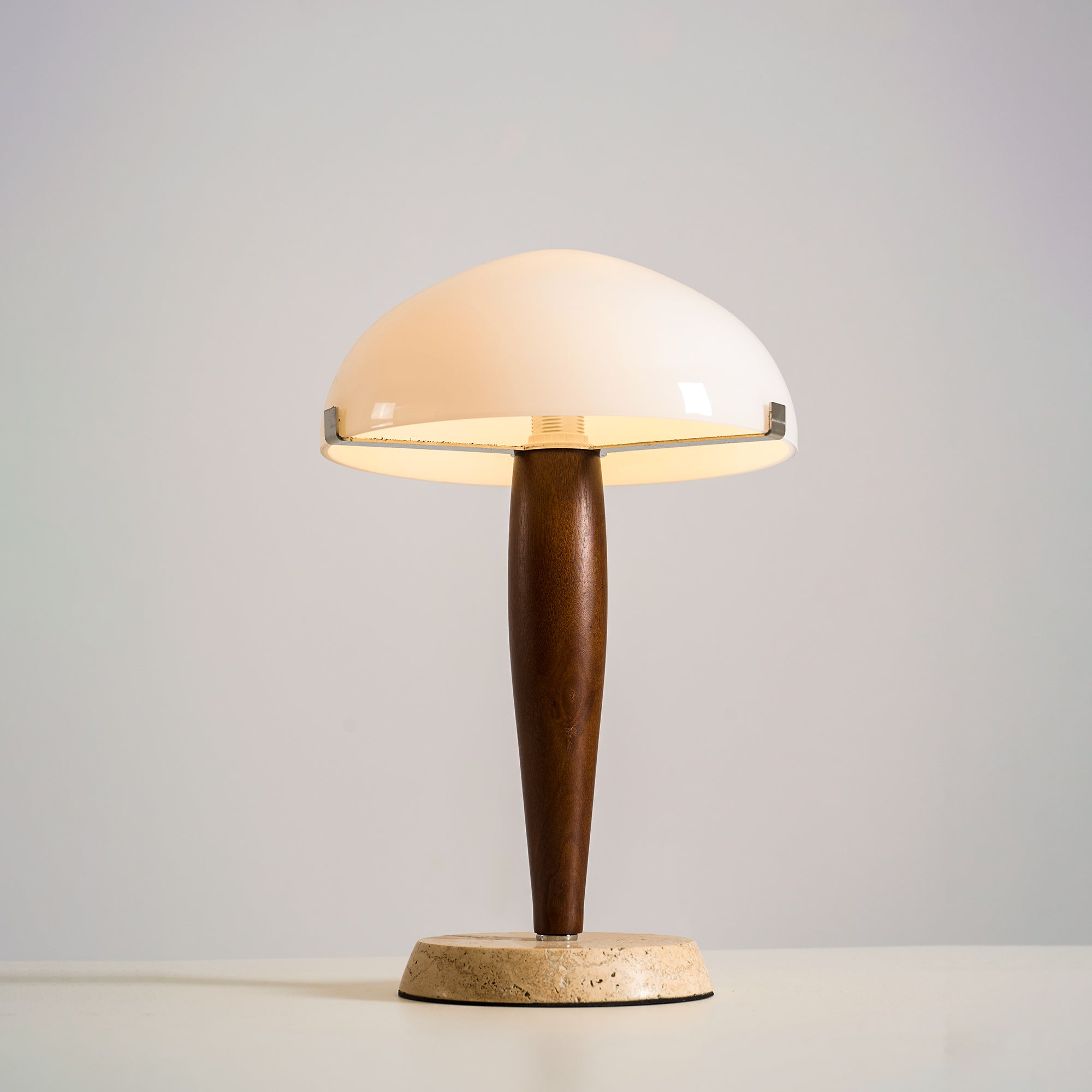 Lampe à poser moderne Magnar en Marbre Foncé noyer et blanc