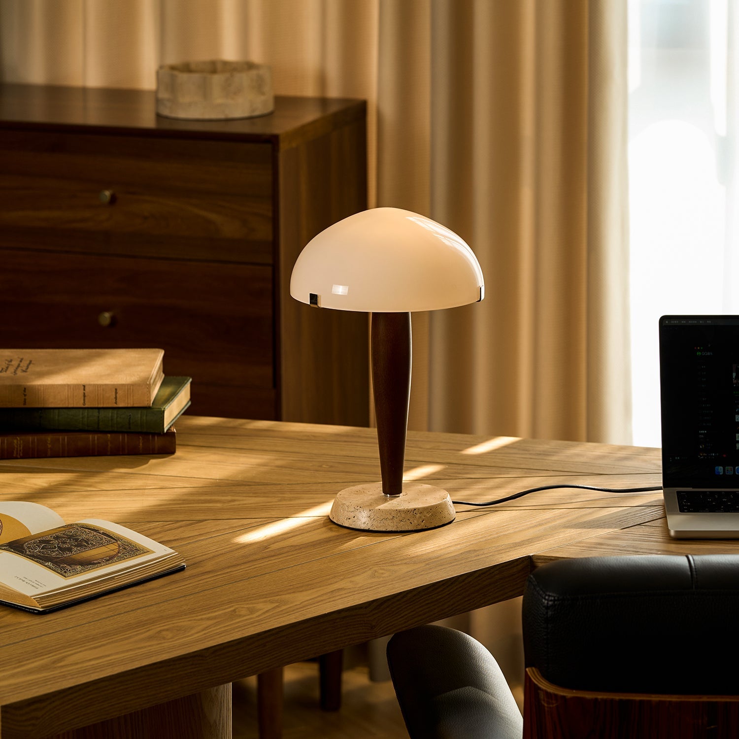 Lampe à poser moderne Magnar en Marbre Foncé noyer et blanc