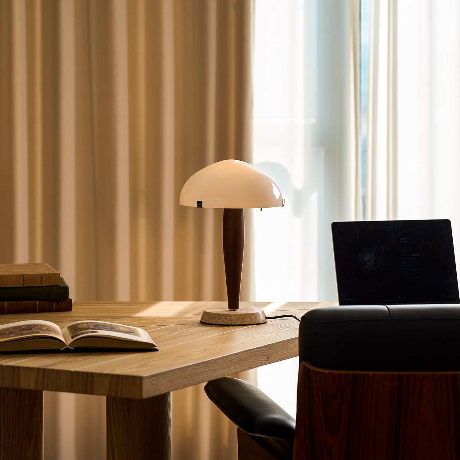 Lampe à poser moderne Magnar en Marbre Foncé noyer et blanc