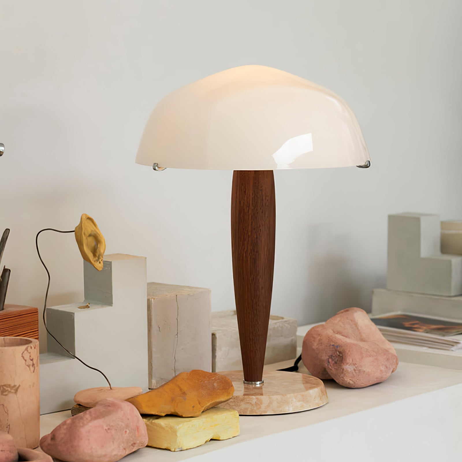 Lampe à poser moderne Magnar en Marbre Foncé noyer et blanc