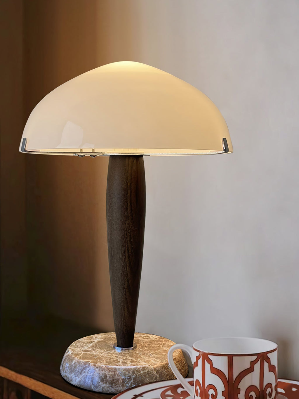 Lampe à poser moderne Magnar en Marbre Foncé noyer et blanc