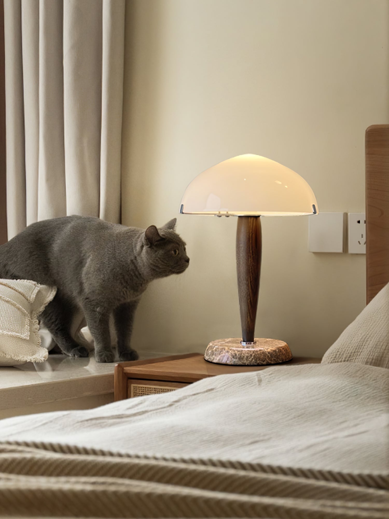 Lampe à poser moderne Magnar en Marbre Foncé noyer et blanc