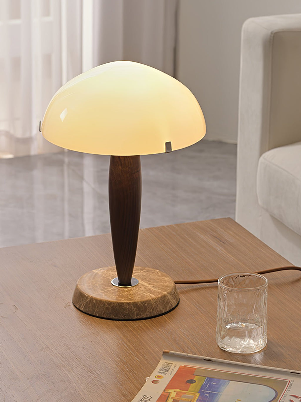 Lampe à poser moderne Magnar en Marbre Foncé noyer et blanc